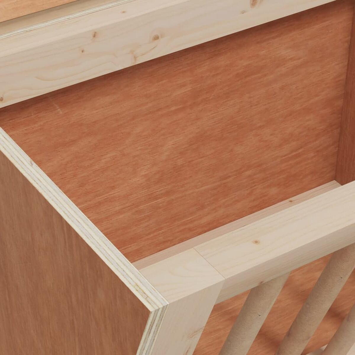 Holzkonstruktion mit braunen Holzplatten und hellen Holzstreben.