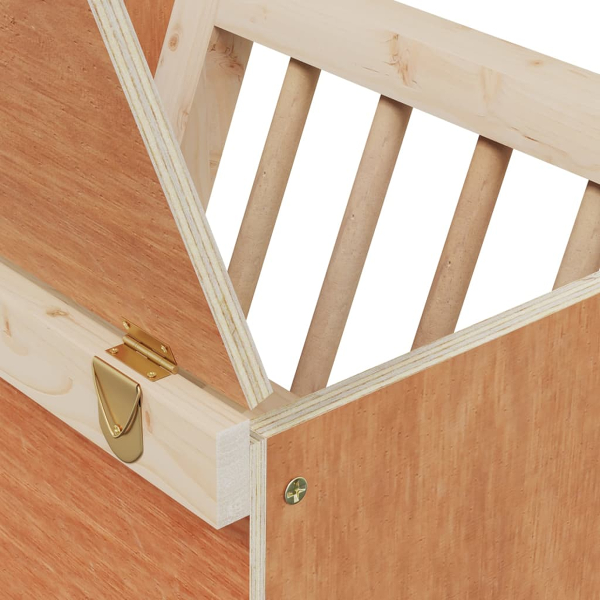 Holzkiste mit Metallscharnier und Lattenstruktur.