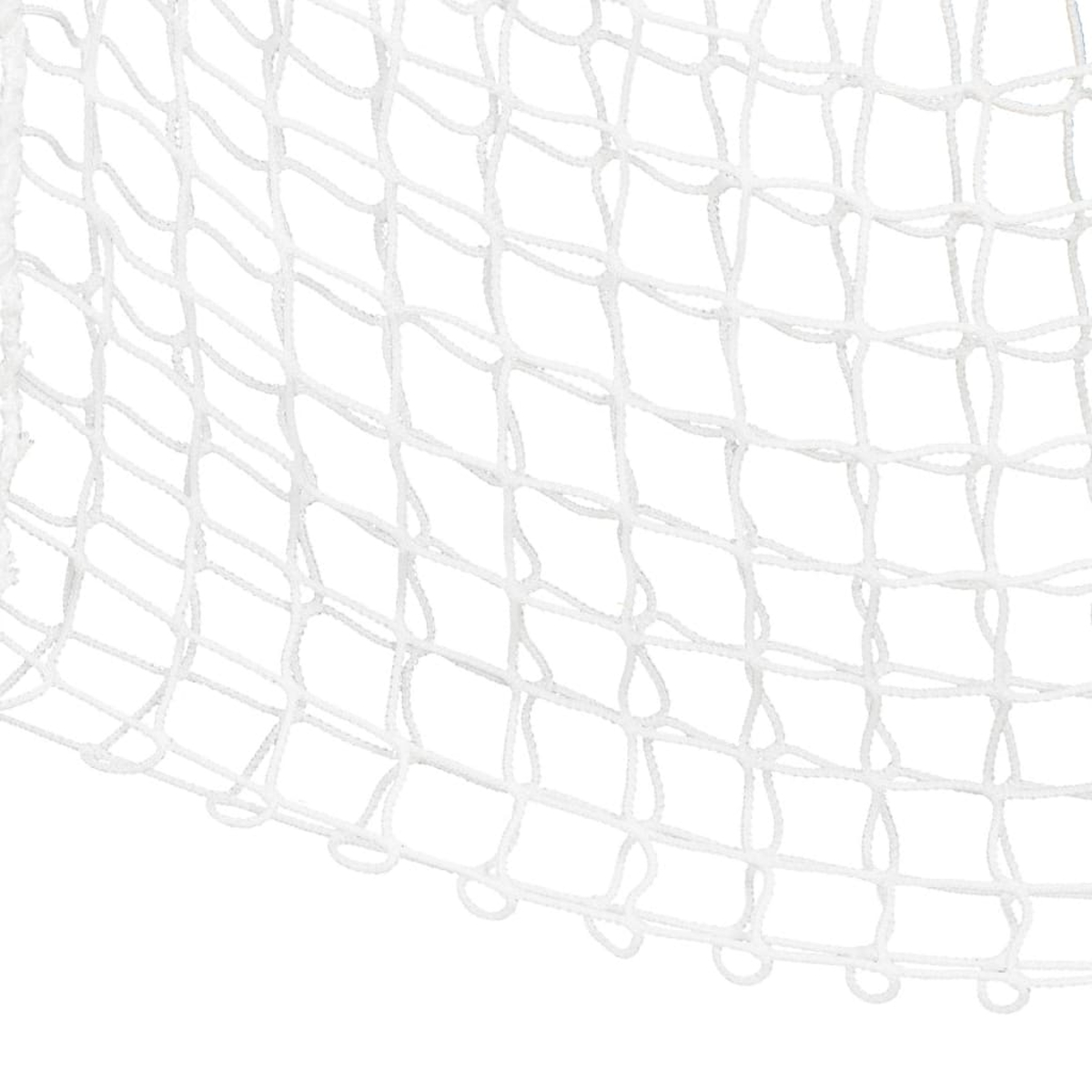 Nahaufnahme eines weißen Netzes mit quadratischen Maschen und weißem Hintergrund.