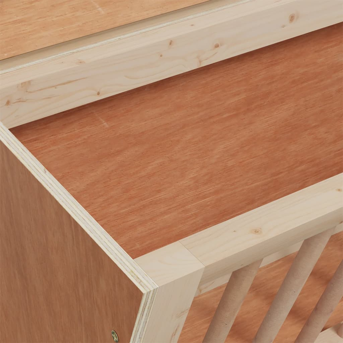 Struttura in legno con venature e bordi visibili.