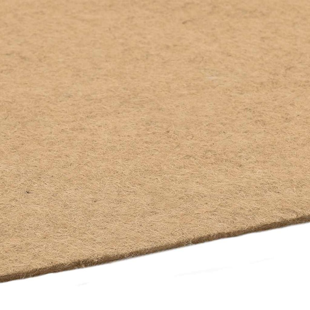 Una vista ravvicinata di un tappeto fibroso marrone chiaro su sfondo bianco.