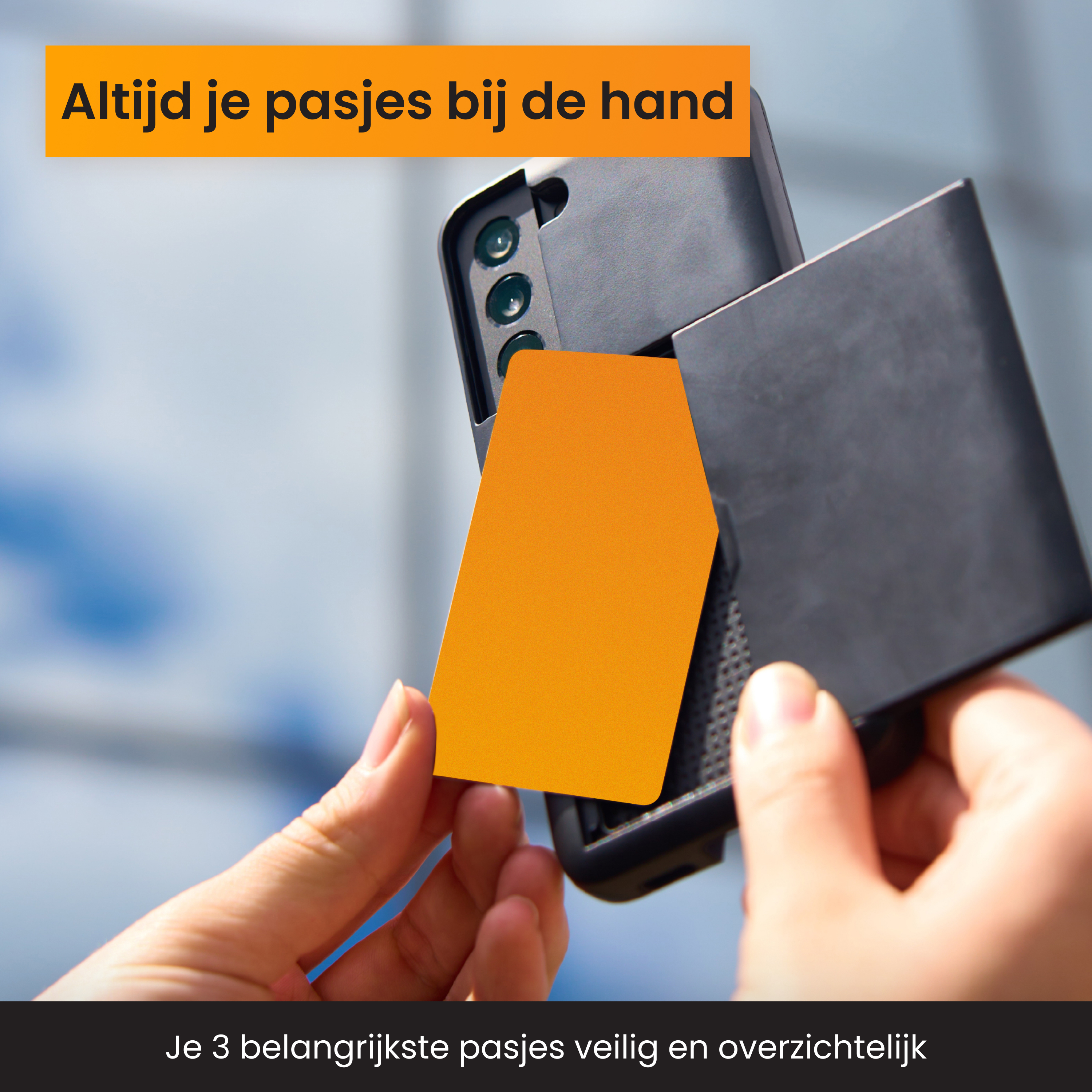 Une main tient une carte orange devant un téléphone portable.