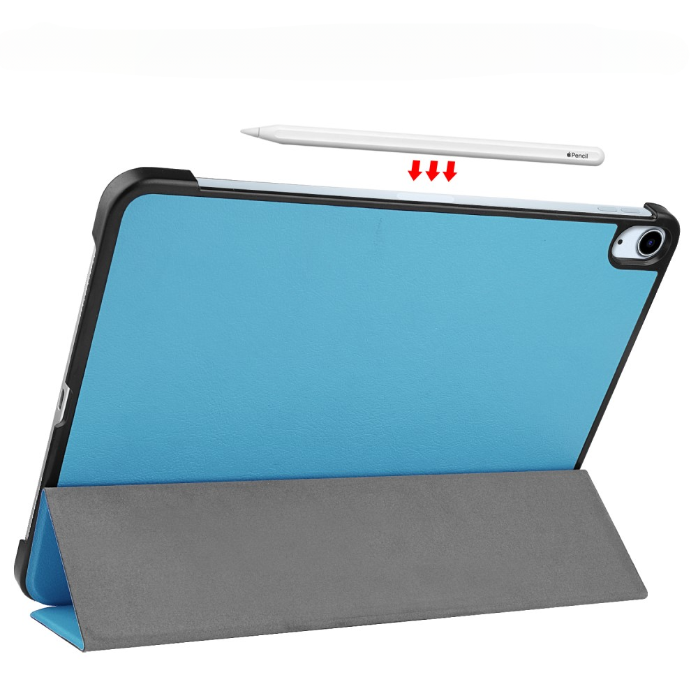 Une tablette avec une couverture bleue et un support, un stylet à proximité.