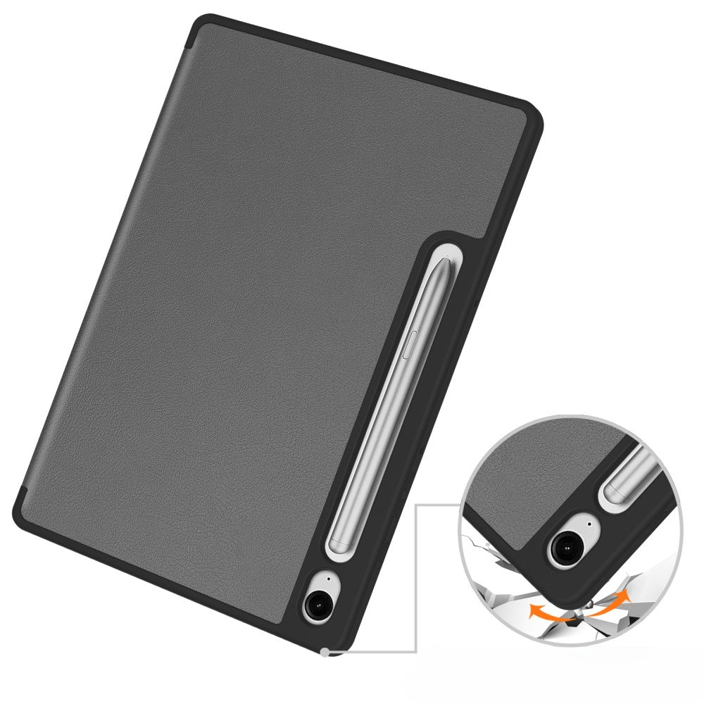 Graues Tablet mit Stifthalter und Kamera, Nahaufnahme zeigt Stoßschutz.