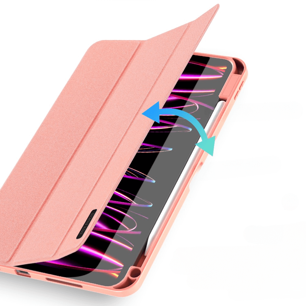 Un étui rose pour tablette avec un stylet posé dessus, fond blanc.