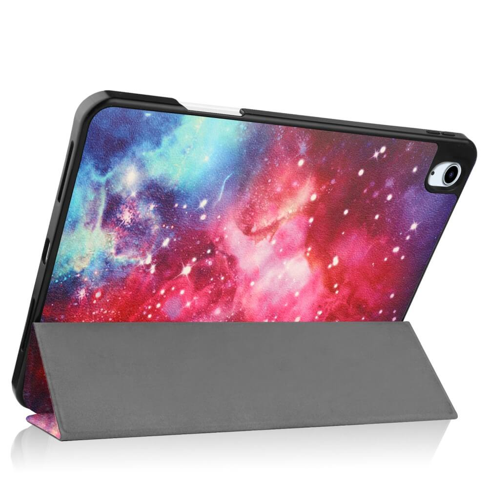 Une tablette avec une couverture à motif galaxie debout.