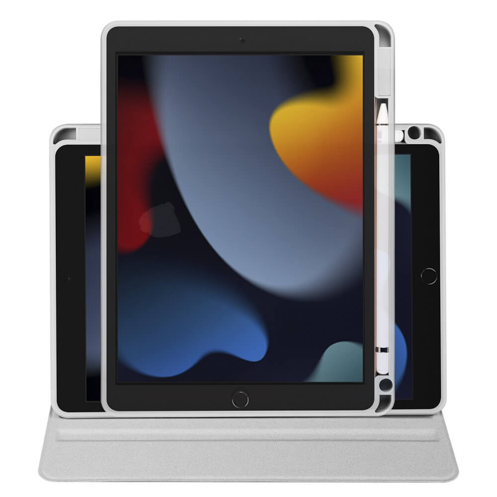 Trois iPad blancs avec stylets, un avec étui, sur fond blanc.