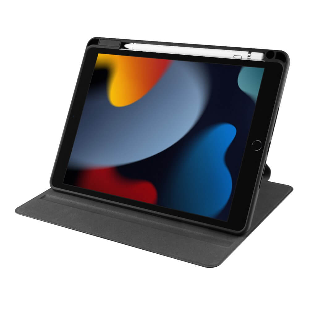 Une tablette noire avec support stylet repose sur un support sombre sur fond blanc.