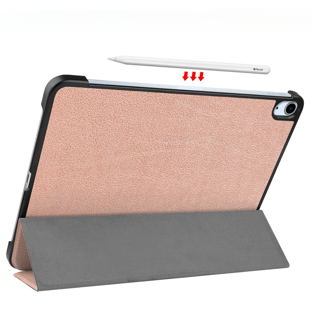 Une tablette or rose dans un étui avec un stylet. L'étui est ouvert et debout.
