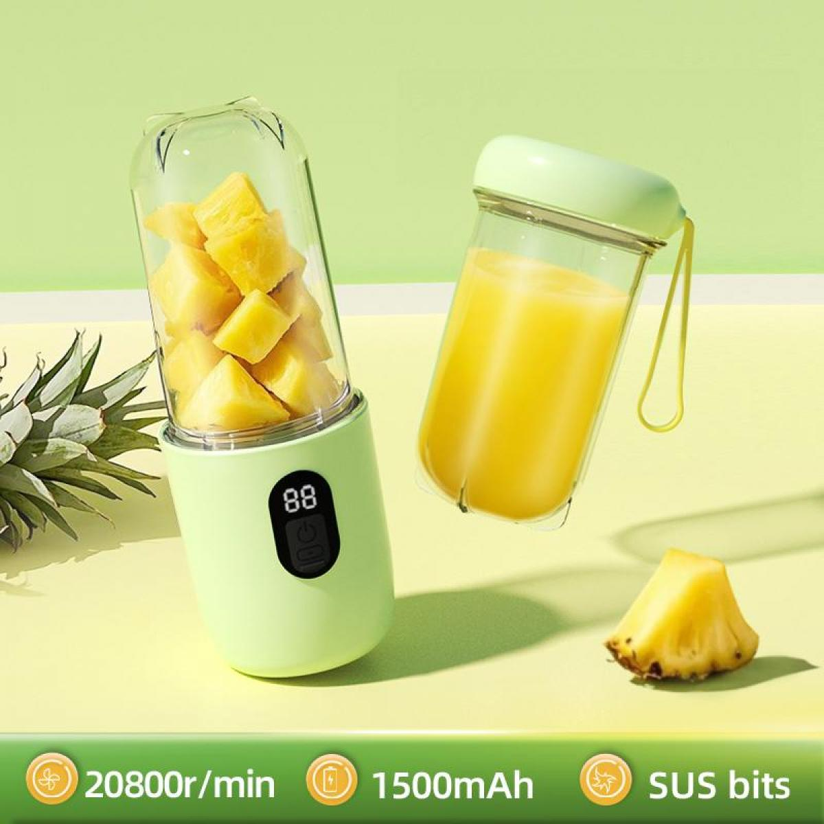 Zwei tragbare Mixer: einer mit Ananasstücken, der andere mit Saft.