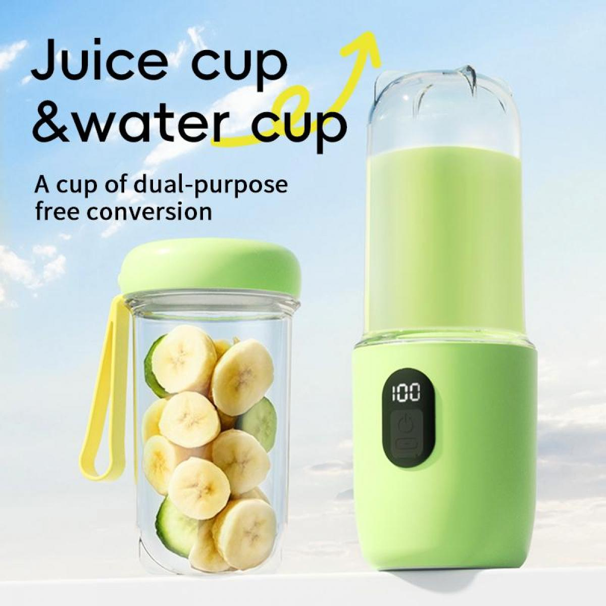 Ein grüner Mixer mit Becher, gefüllt mit Bananenscheiben und Gurken.