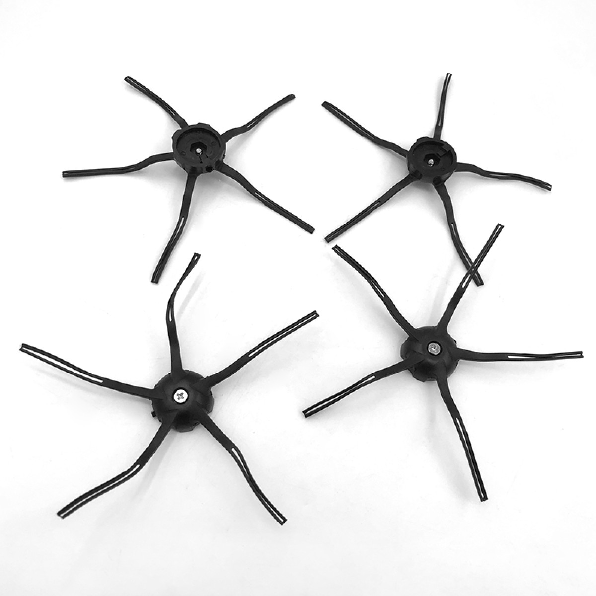 Cztery czarne szczotki boczne do robota odkurzającego, każda z sześcioma ramionami.