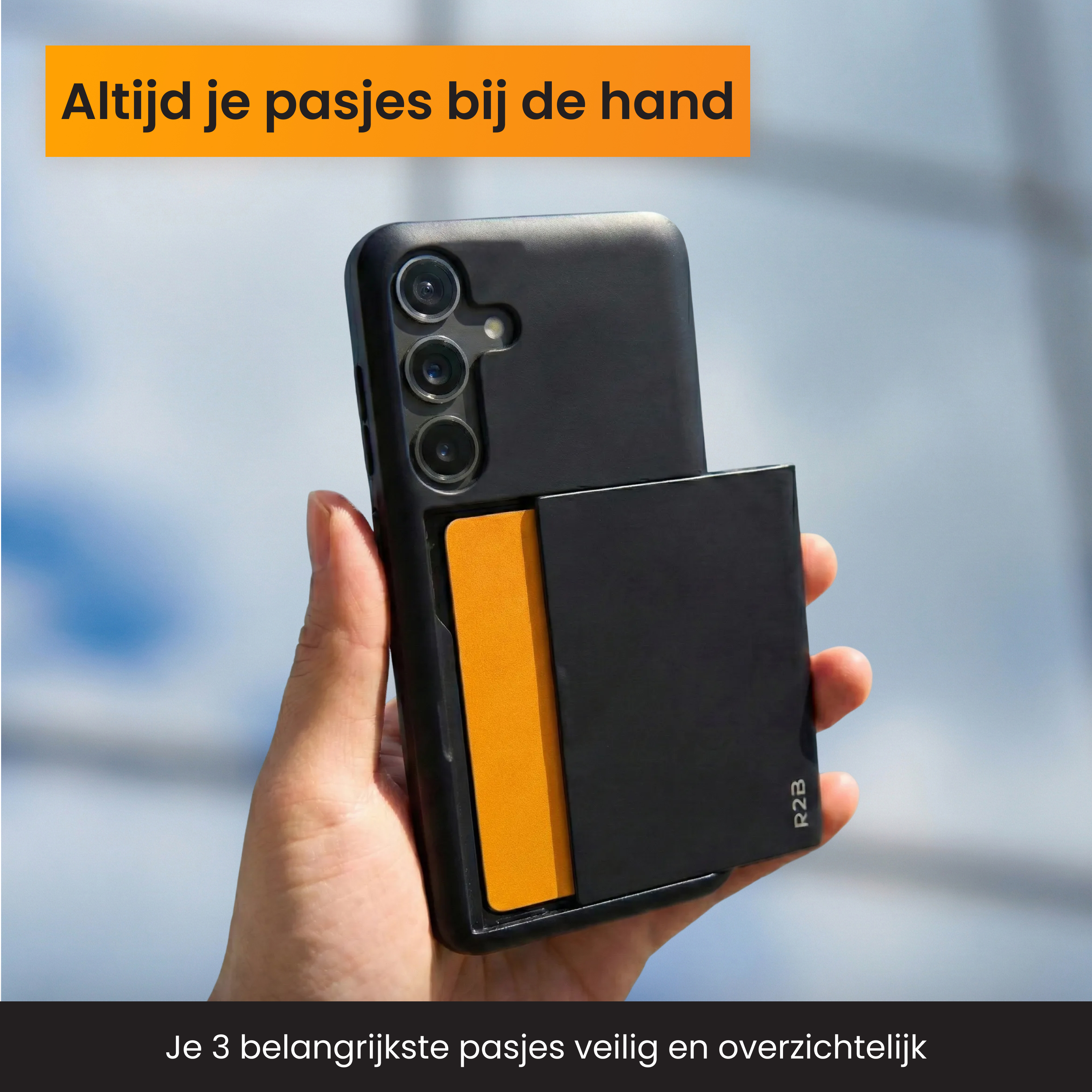 Hand met zwarte smartphone met oranje kaart.