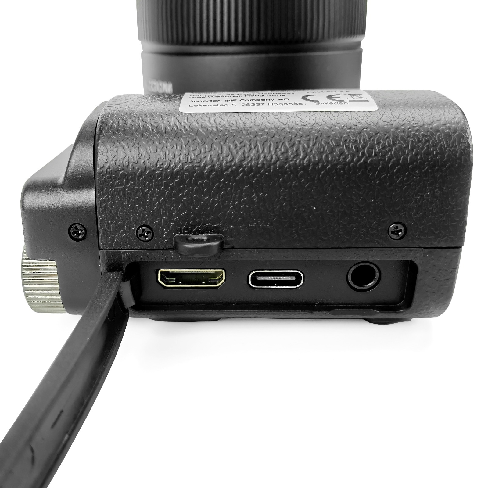 Zbliżenie czarnej kamery pokazujące porty HDMI, USB-C i audio.