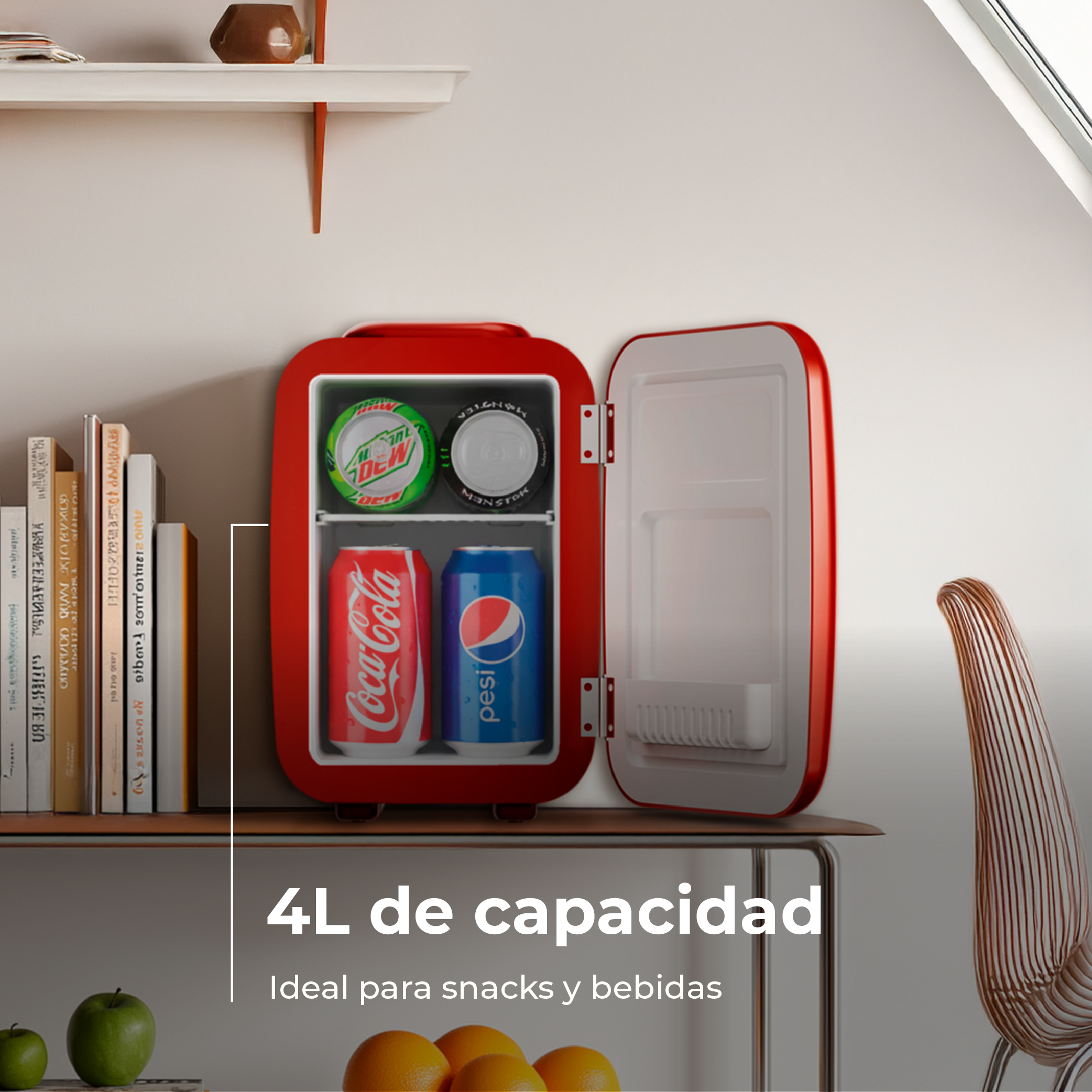 Una mini-nevera roja con latas de refresco dentro, junto a libros.