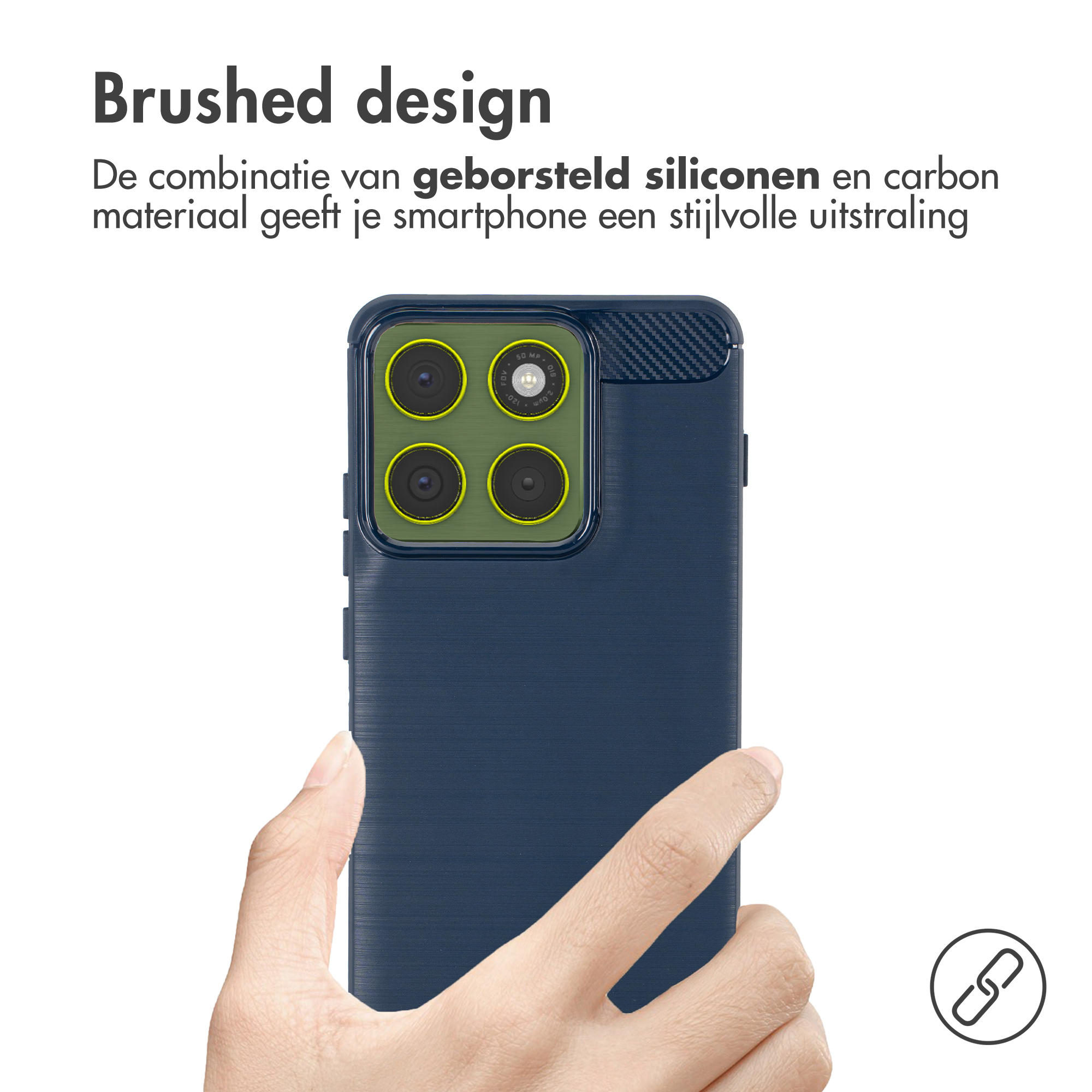 Hand hält dunkelblaues Handy mit vier Kameras und Carbon-Akzenten.