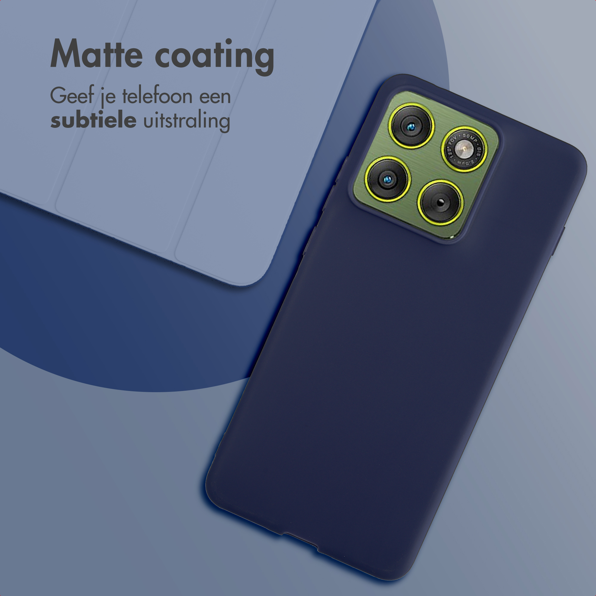 Custodia blu scuro per telefono con quattro fotocamere su sfondo blu.