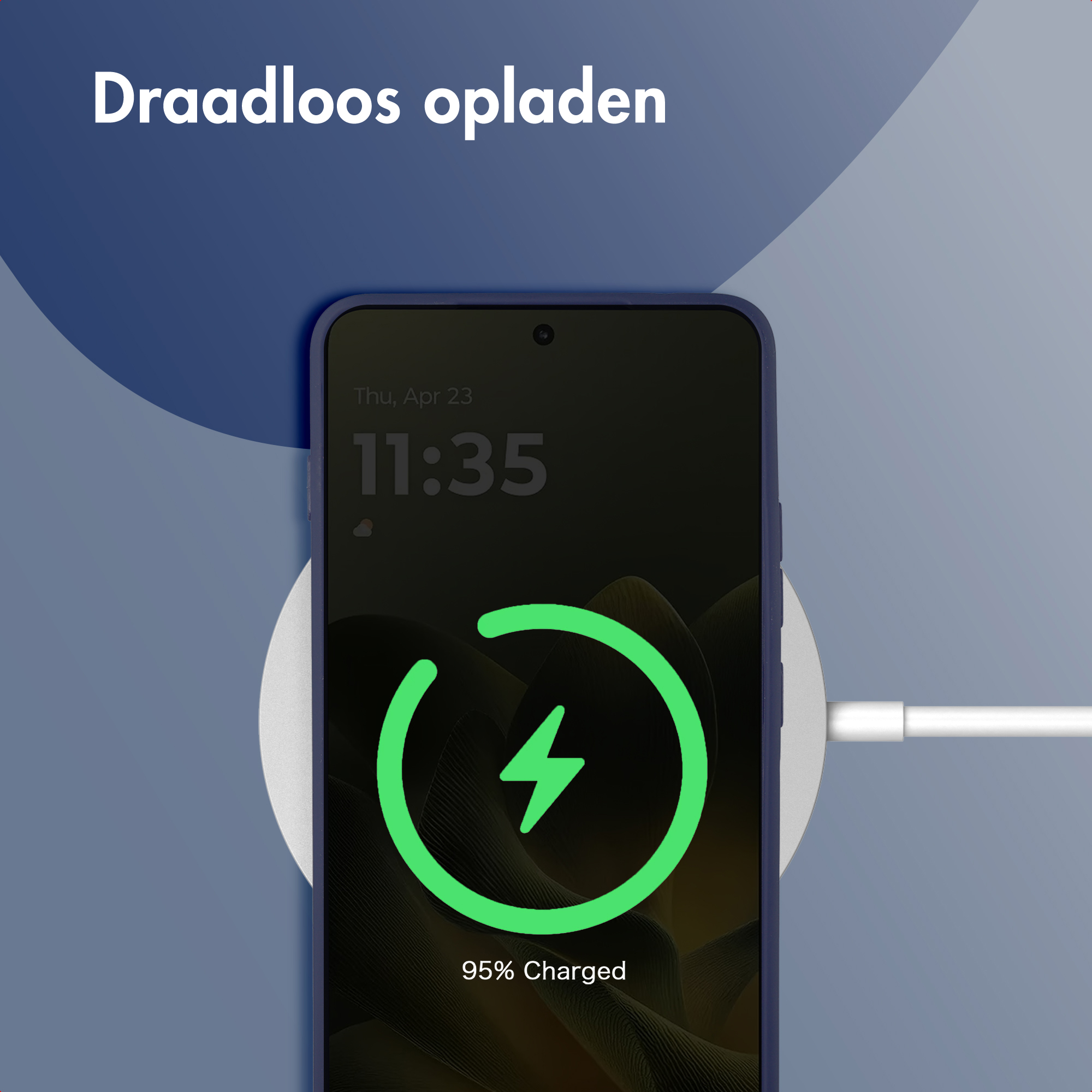 Uno smartphone si sta caricando in modalità wireless, 95% carico.