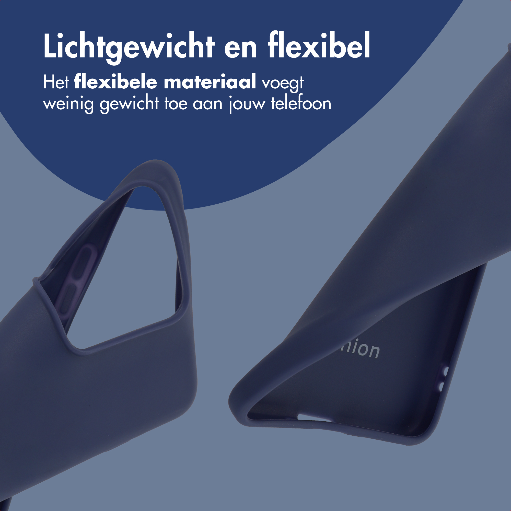 Tre custodie per telefono blu scuro su sfondo grigio. Materiali leggeri e flessibili.