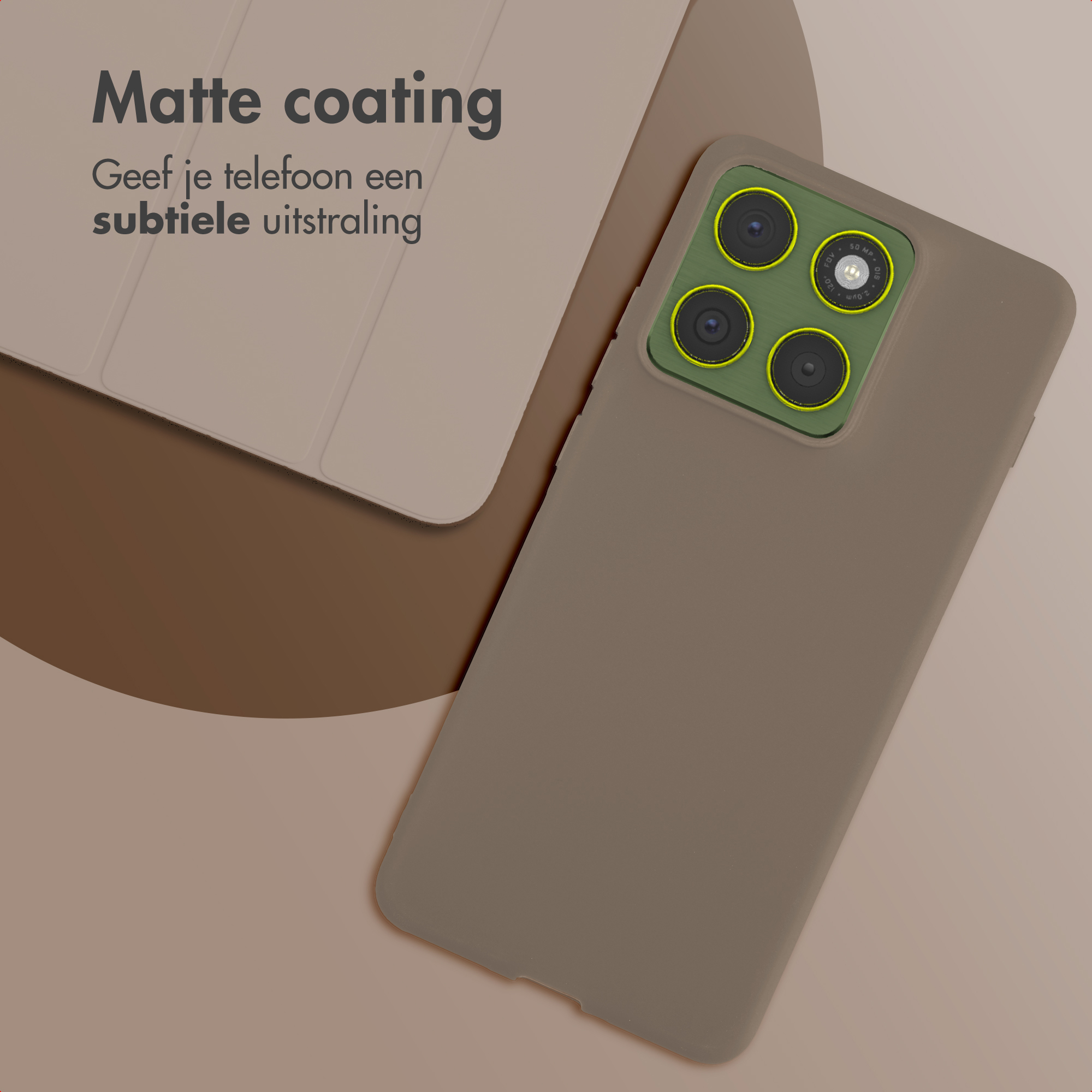 Coque de téléphone marron avec bloc caméra et texte au fond.