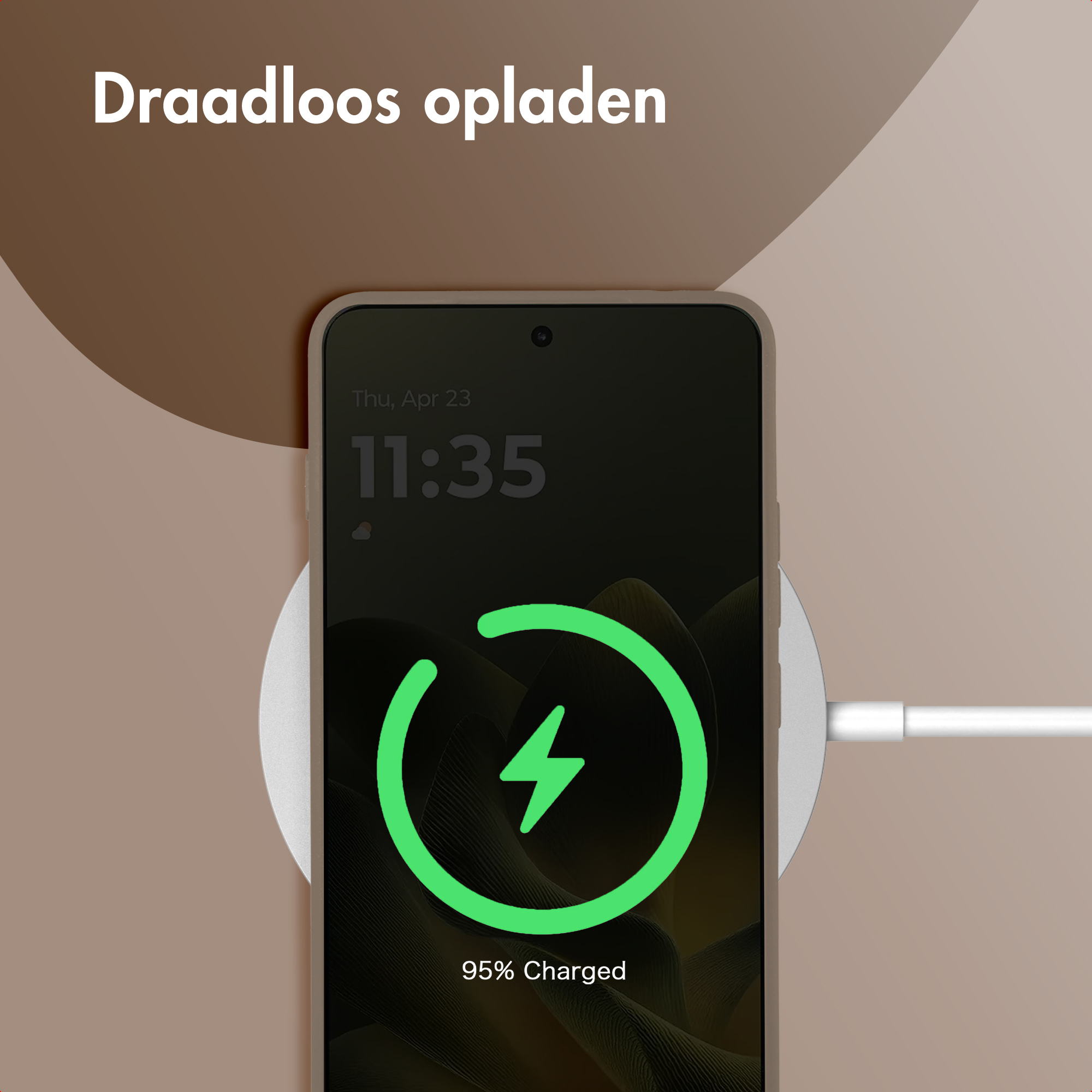 Un smartphone se charge sans fil, indiquant 95% chargé.