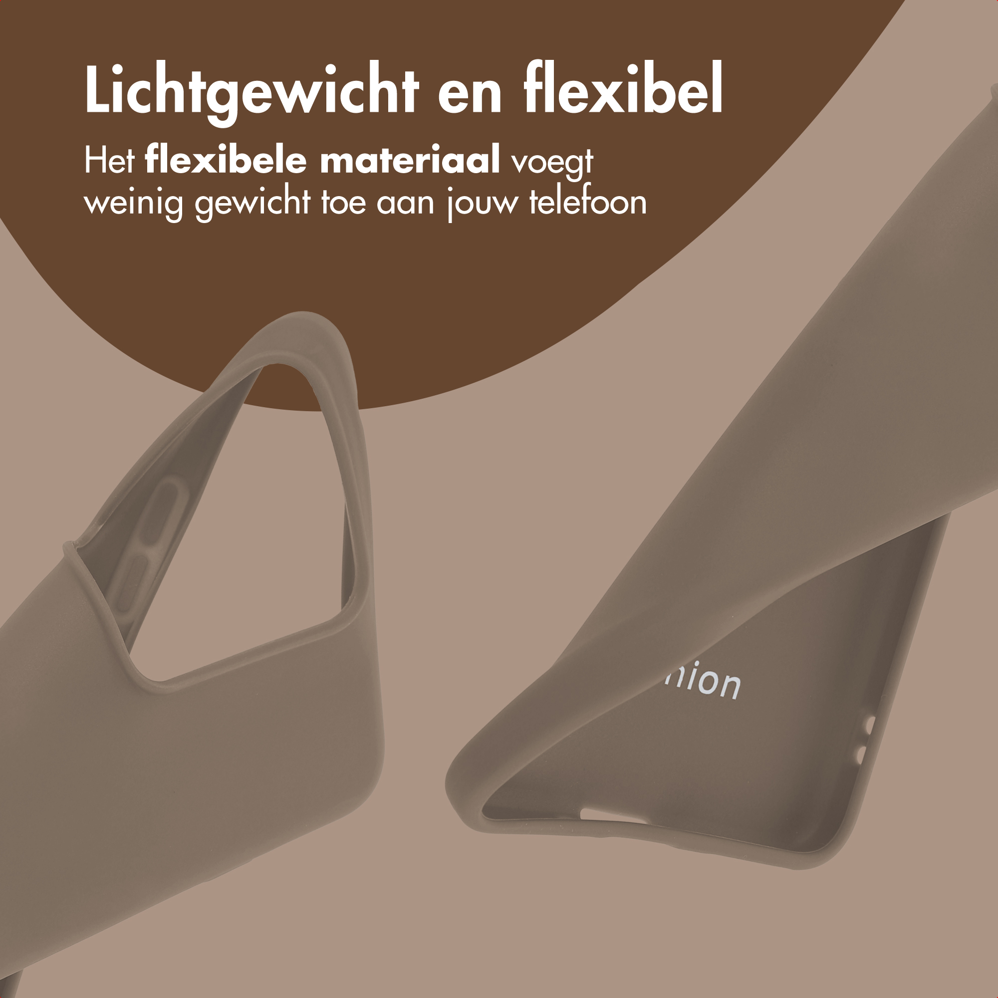 Une coque de téléphone beige flexible sur fond beige.