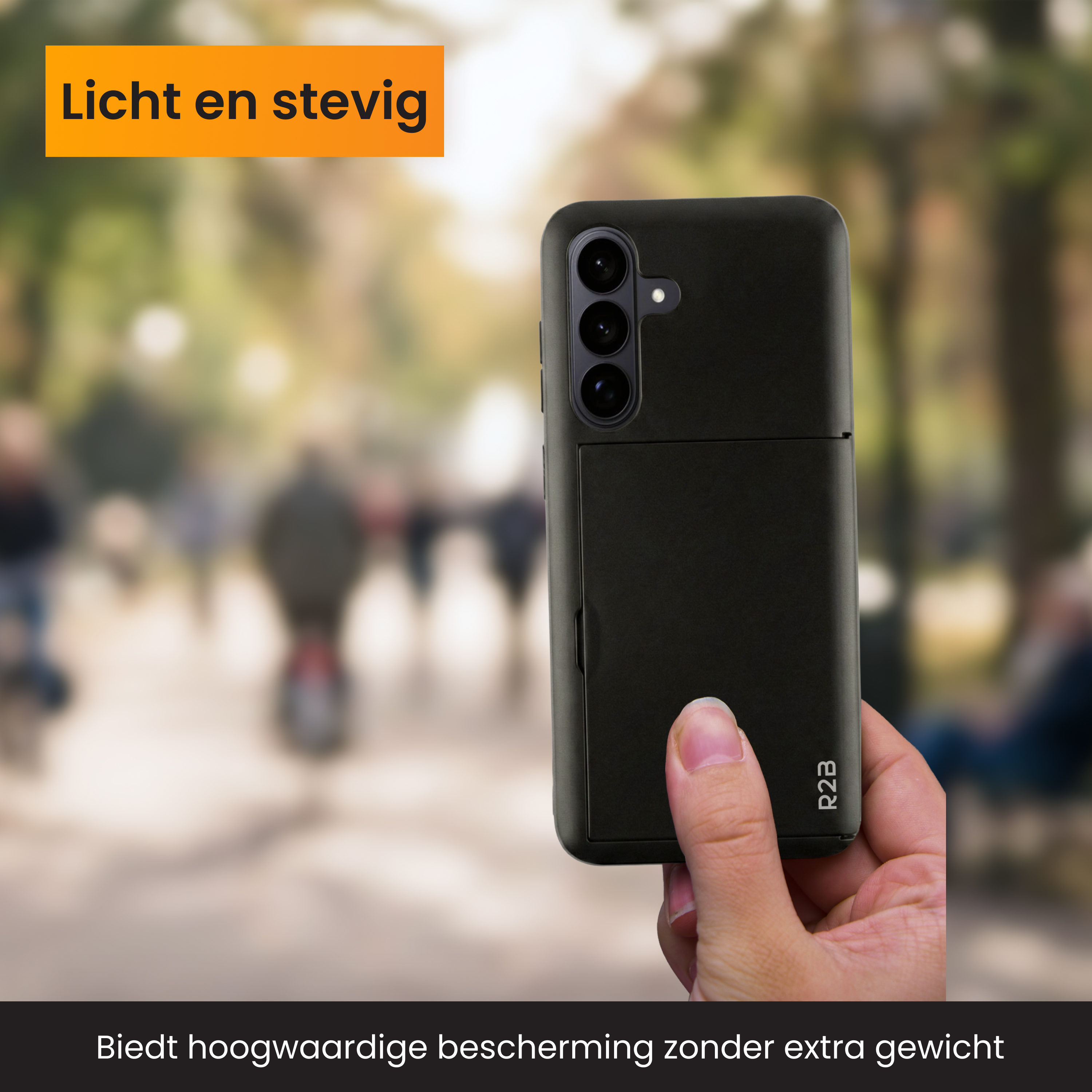 Une main tient un téléphone noir avec étui. Personnes floues en arrière-plan.