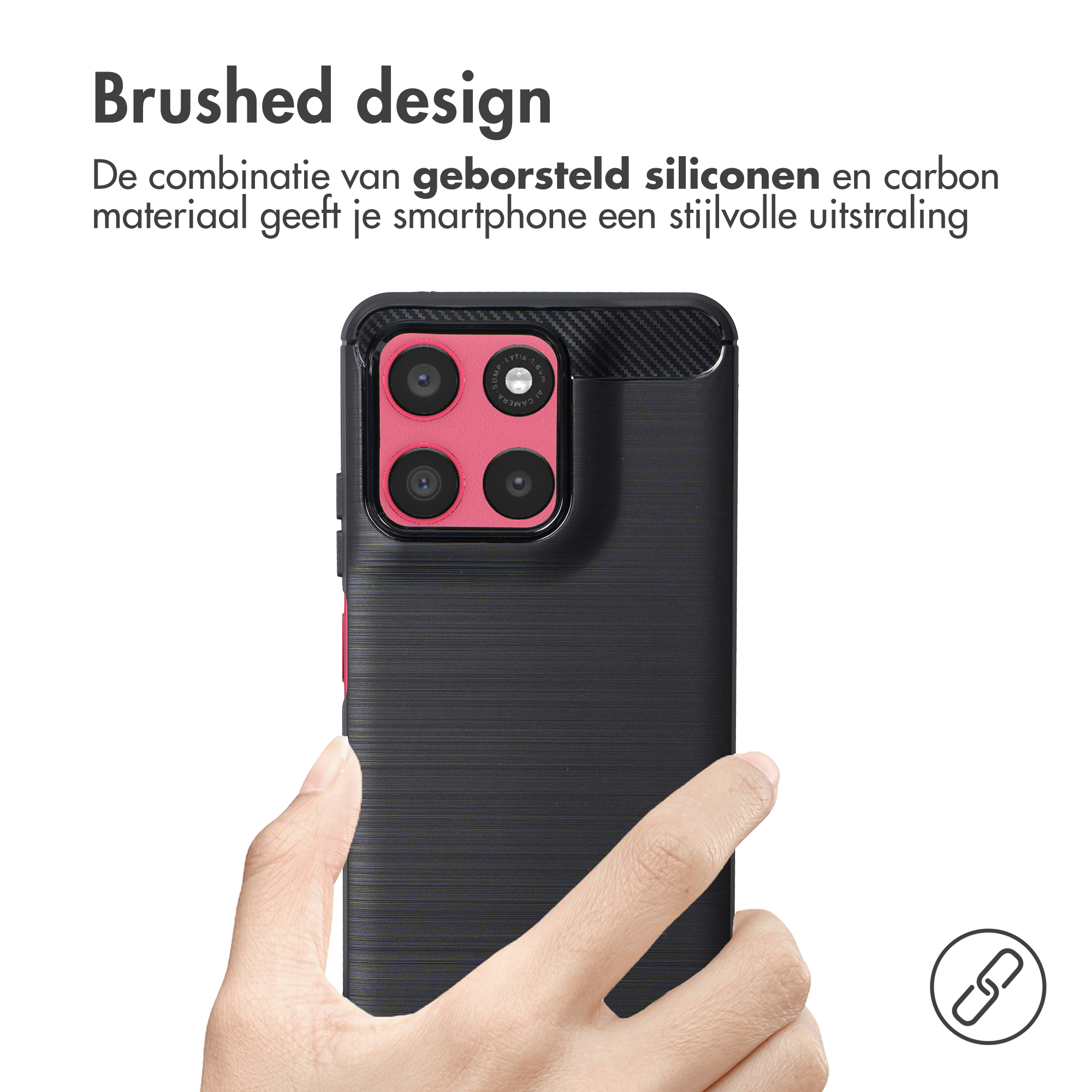 Main tenant un smartphone noir au design brossé et objectif de caméra rose.