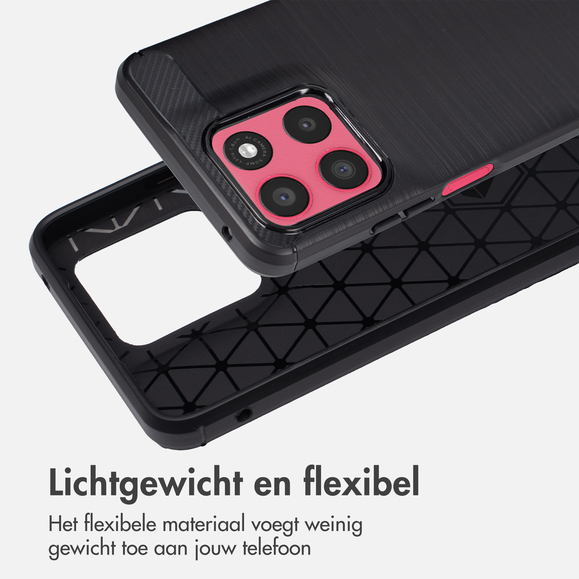 Coque de téléphone noire avec protection caméra et motif triangulaire intérieur.