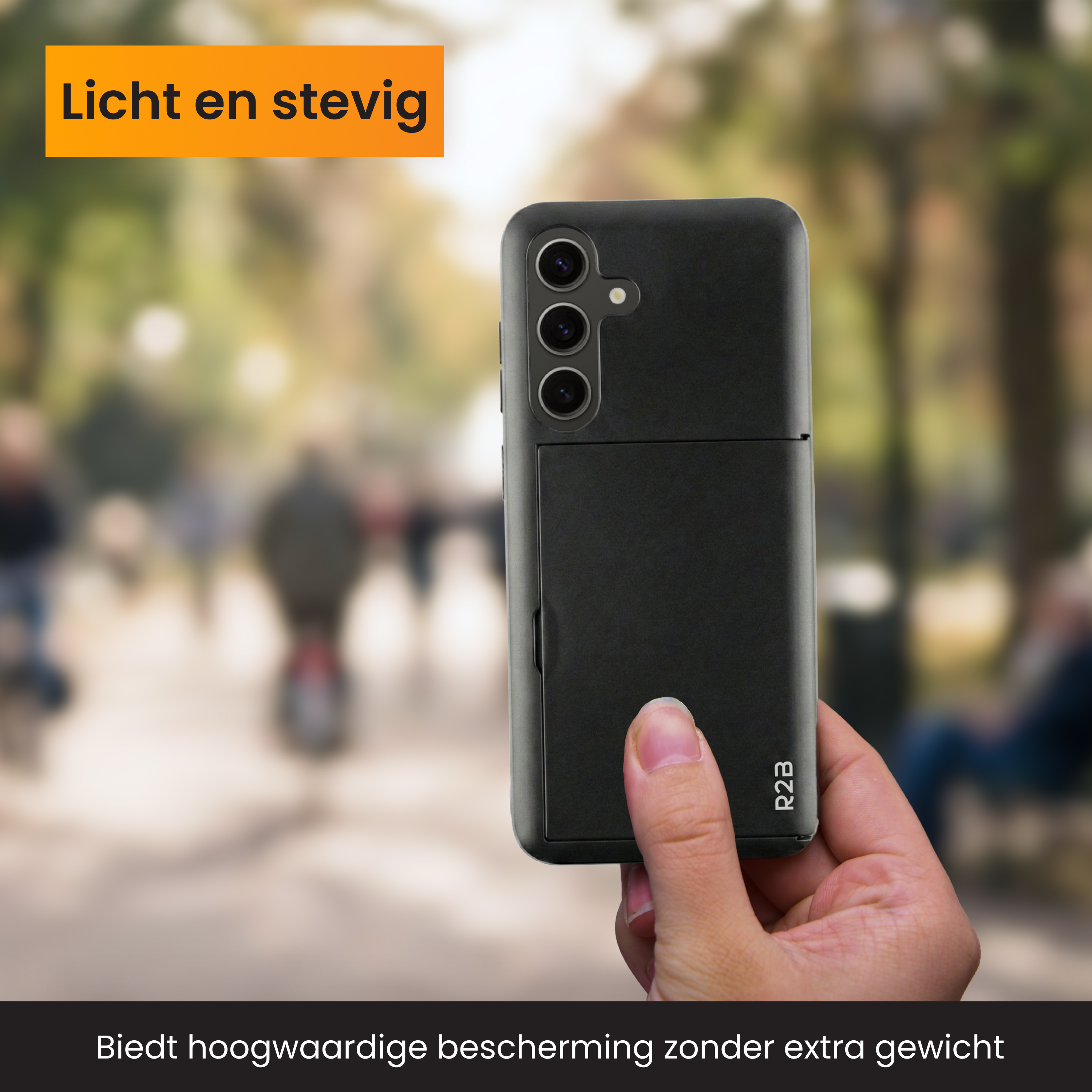 Achterkant van een zwart telefoonhoesje met drie camera's, vastgehouden door een hand.