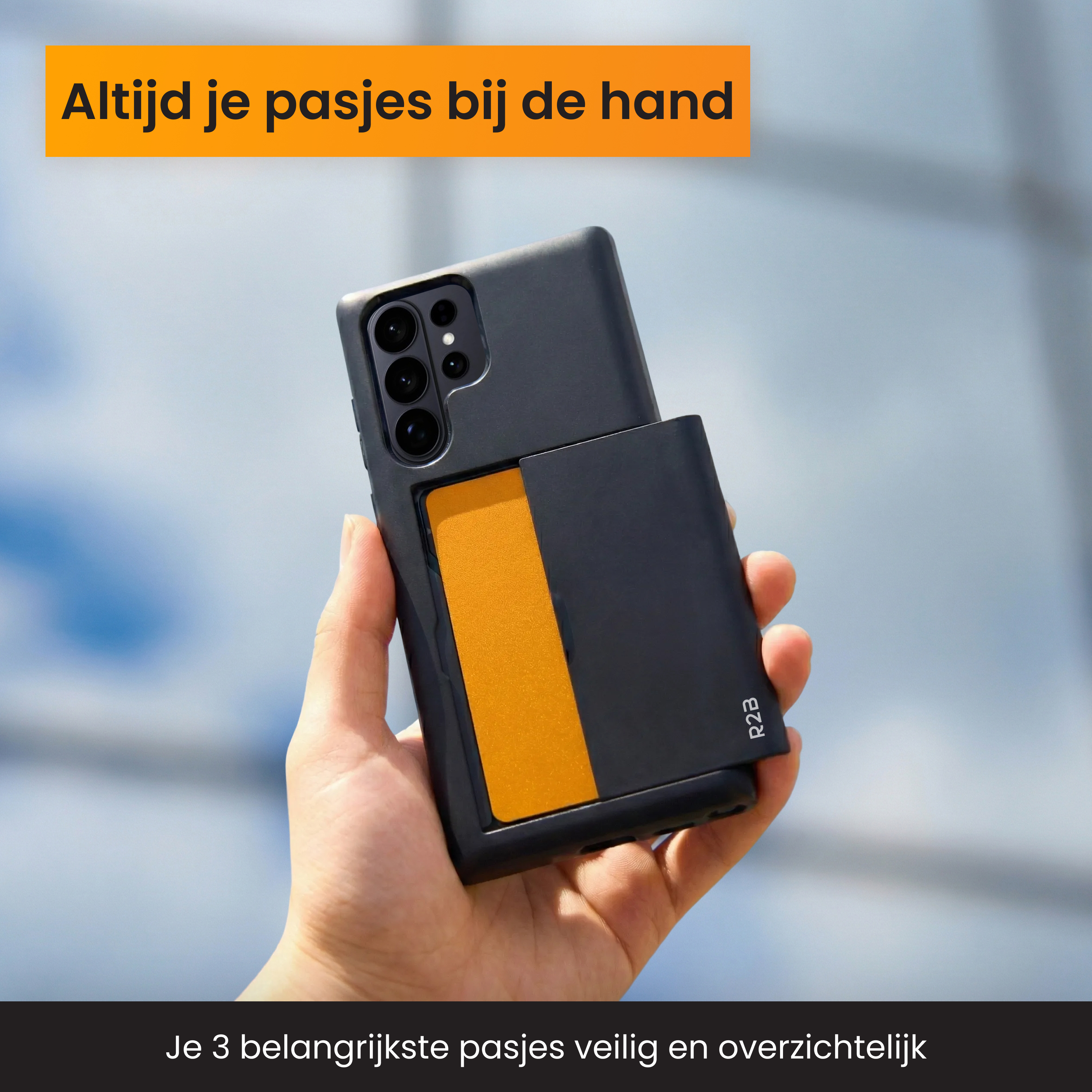 Une main tient un smartphone noir avec une carte orange dans son étui.