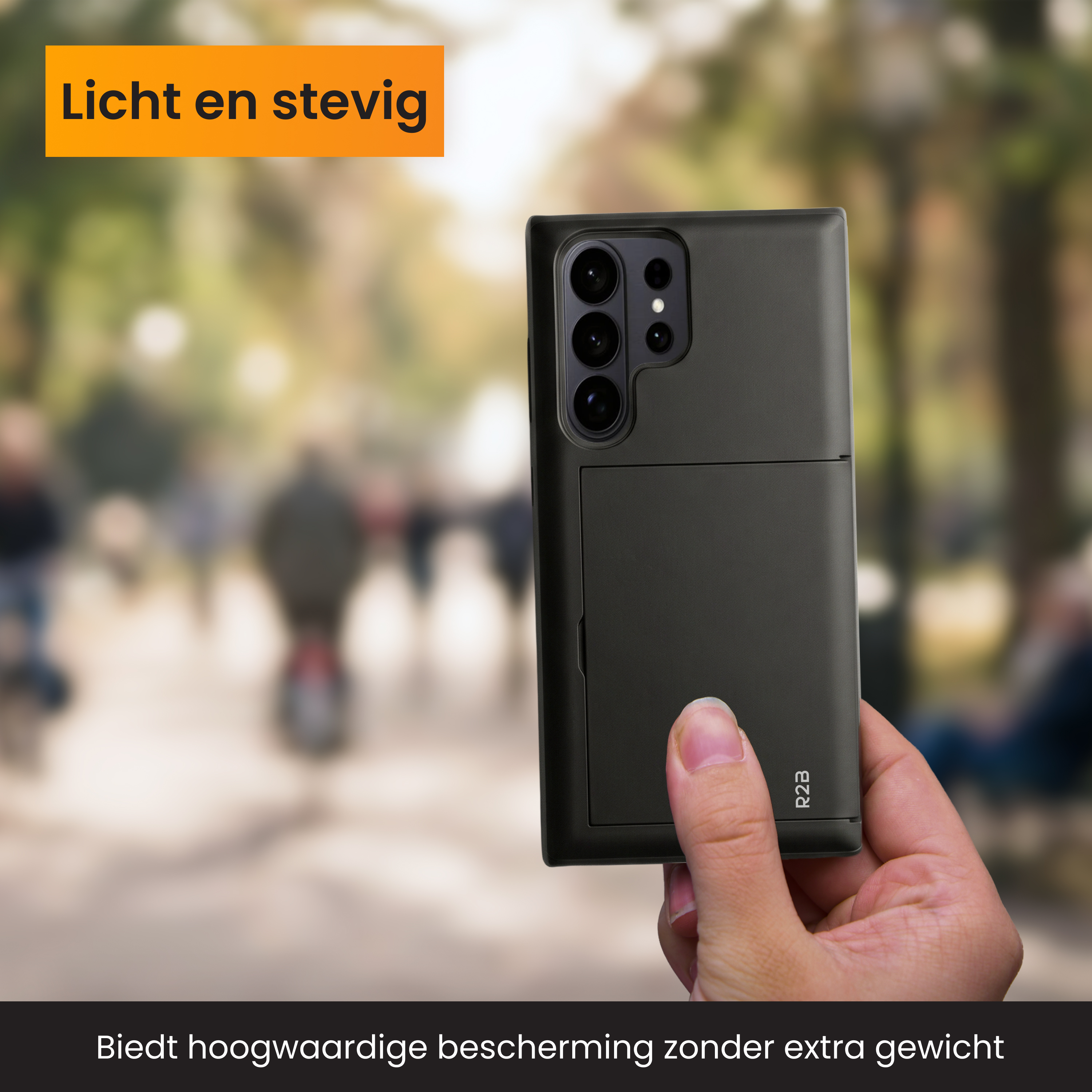 Une main tient un étui de téléphone sombre avec trois caméras. Description légère et robuste.