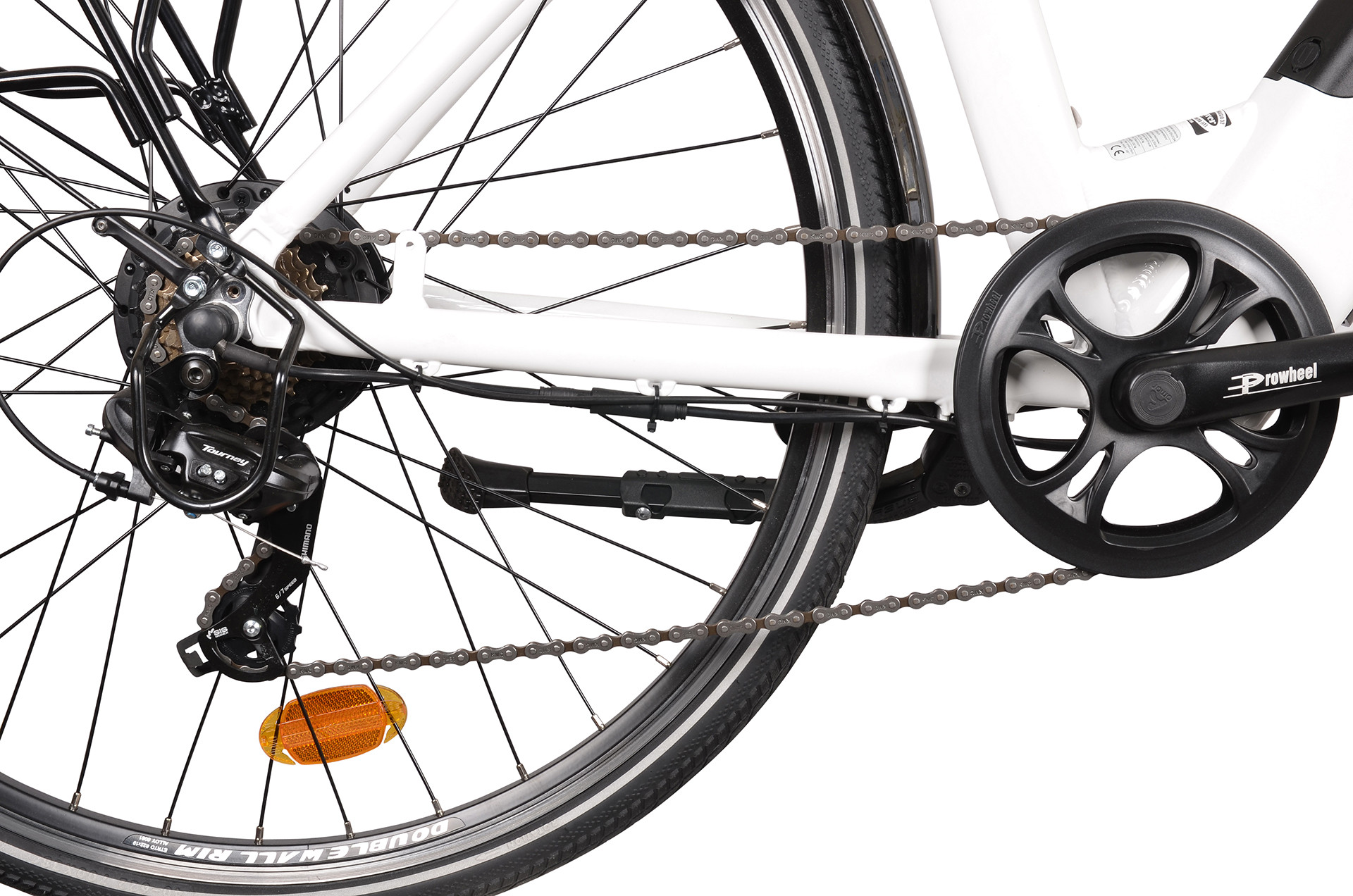 Zbliżenie białej ramy roweru z łańcuchem, zębatkami i hamulcem.