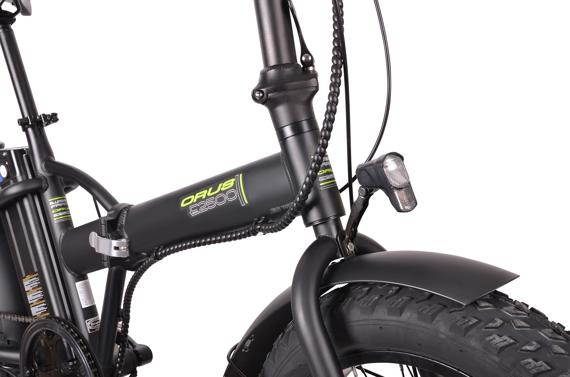 Zbliżenie czarnego roweru elektrycznego z napisem "ORUS E2500" i przednią lampką.