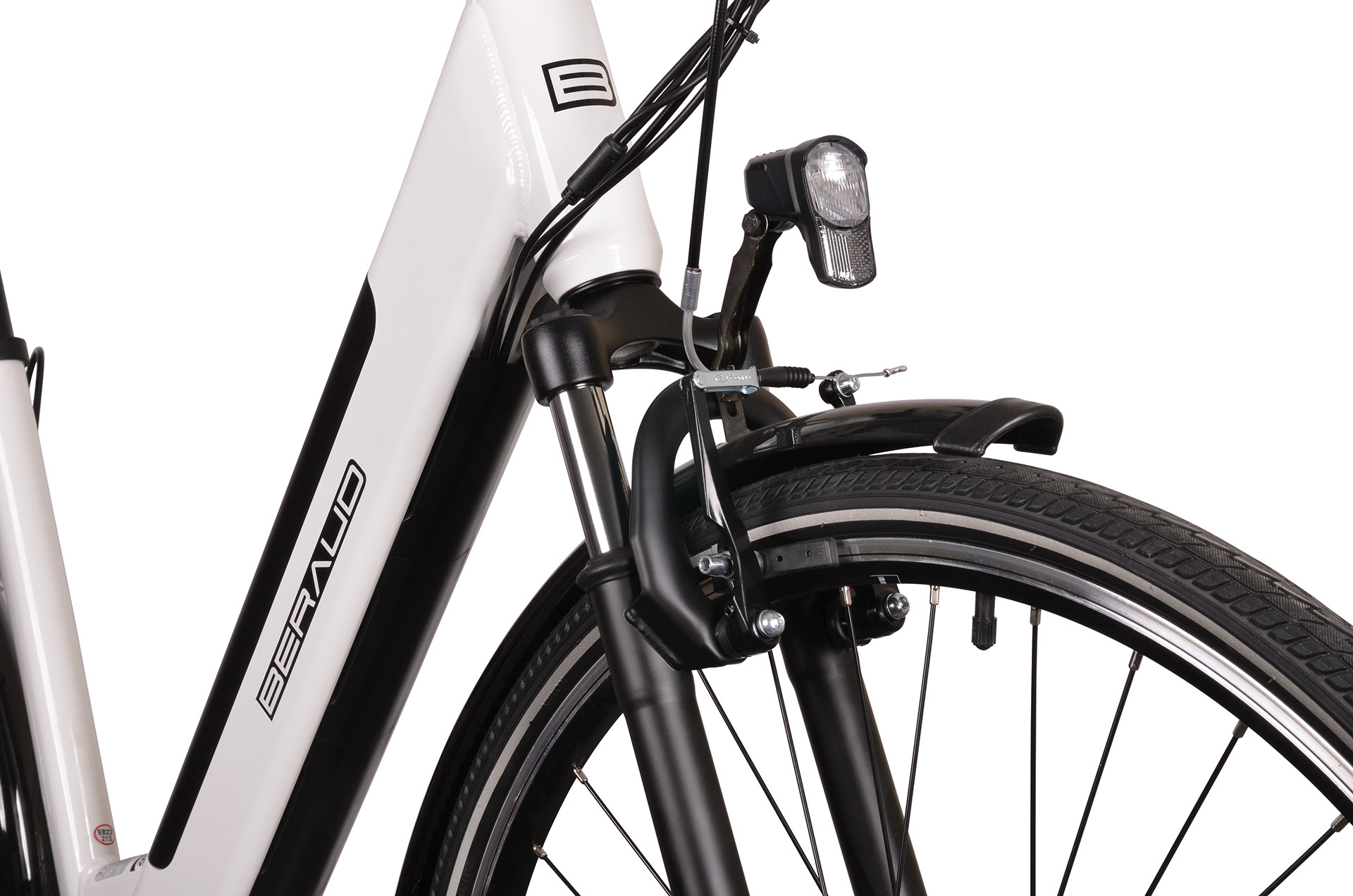 Widok z przodu białego roweru z czarnym napisem, przednim światłem i kołem.