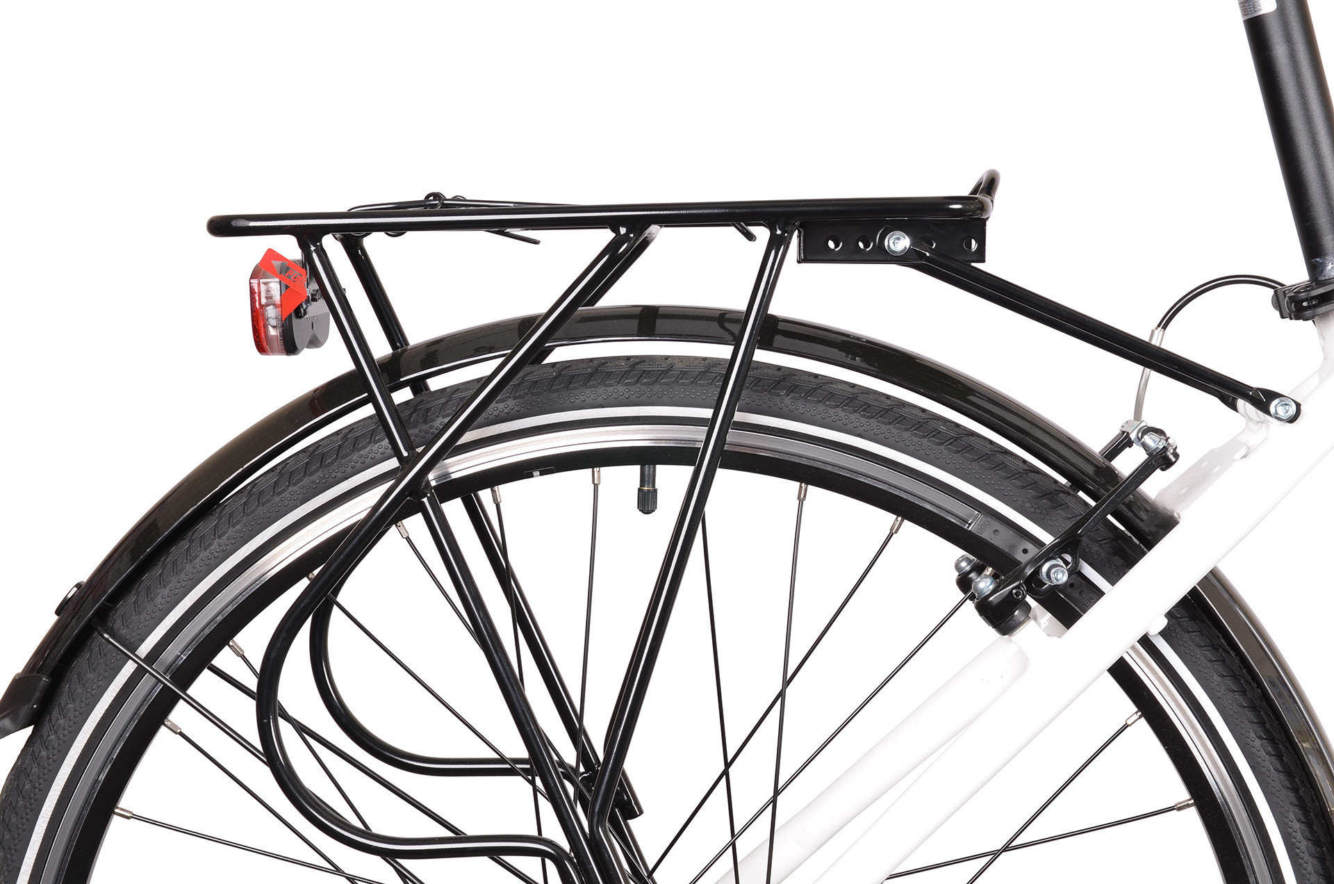 Zbliżenie tylnego bagażnika roweru z czerwonym światłem tylnym i kołem.