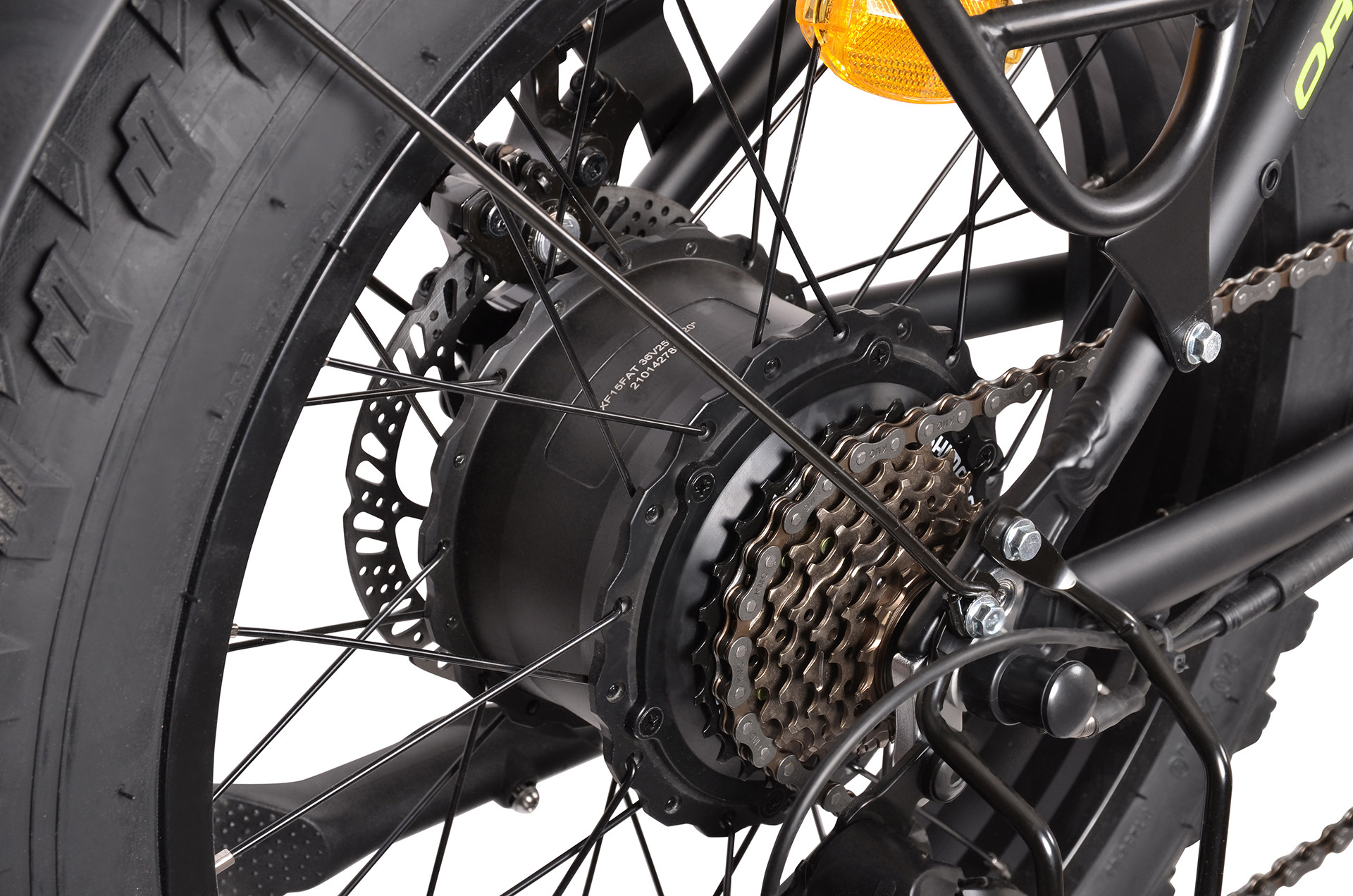 Zbliżenie tylnego koła roweru elektrycznego z widocznym łańcuchem i kasetą.
