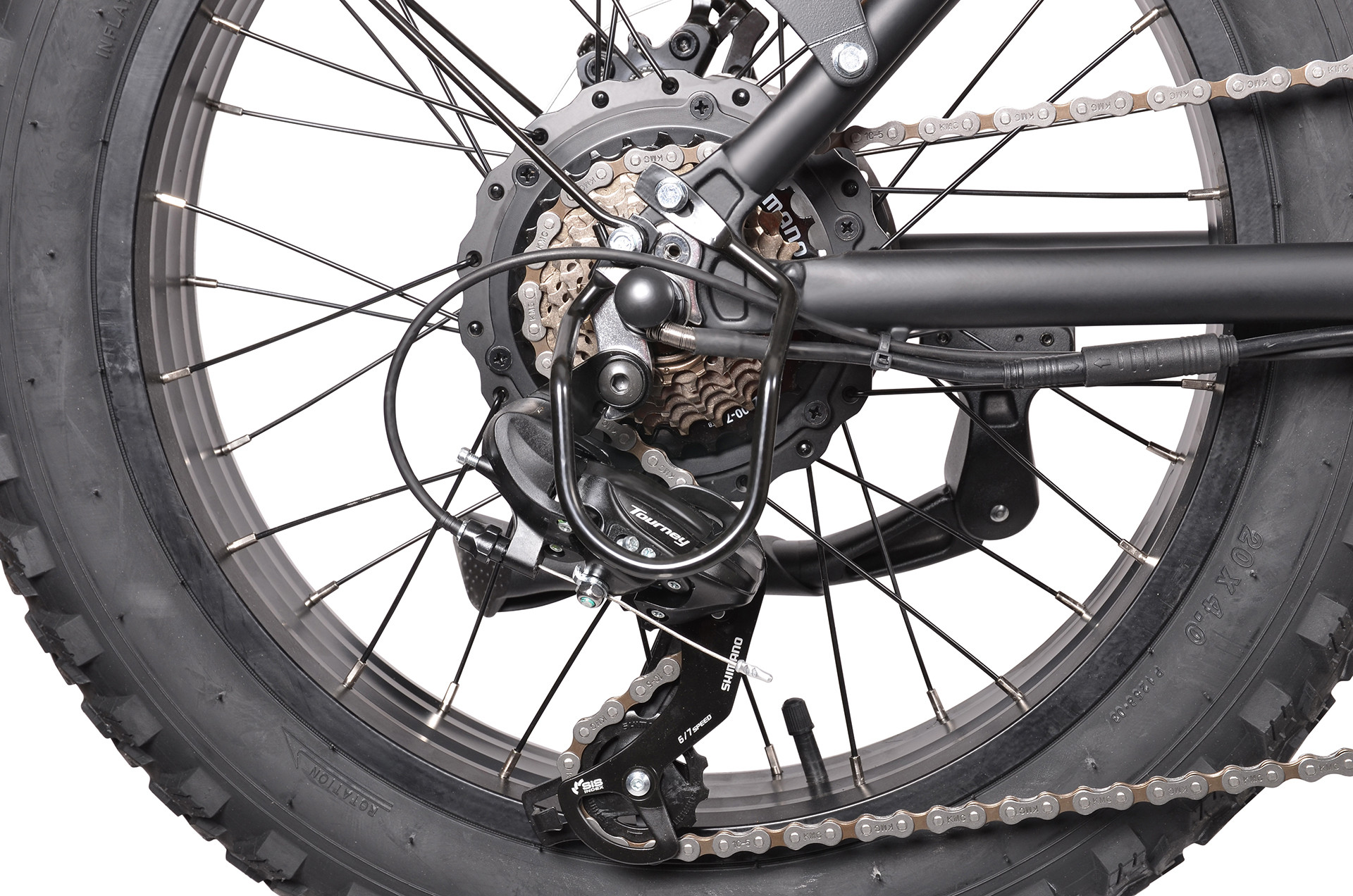 Zbliżenie na przerzutkę rowerową z kasetą, łańcuchem i szprychami.