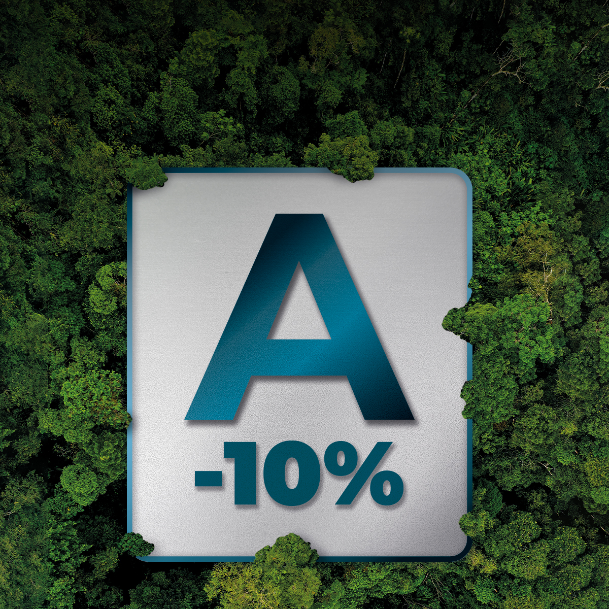Una grande A blu con -10% su sfondo argentato, circondata da alberi.