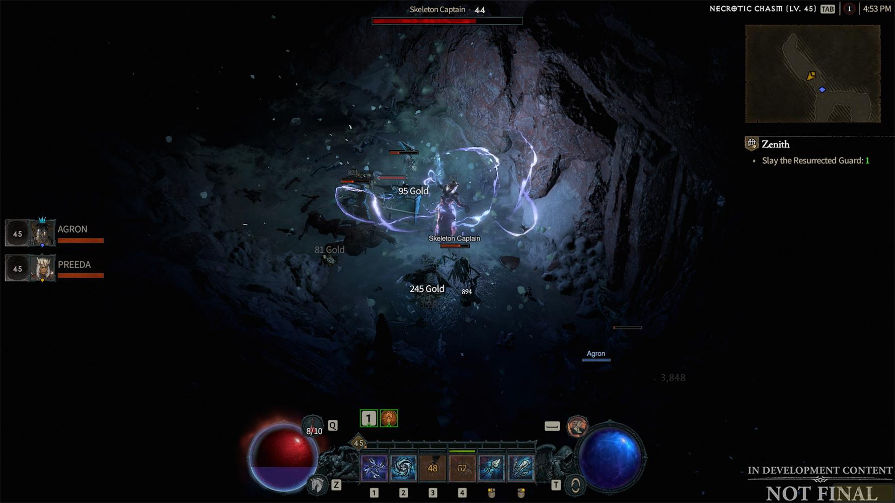 Des joueurs combattent un capitaine squelette dans une grotte sombre, collectant de l'or.