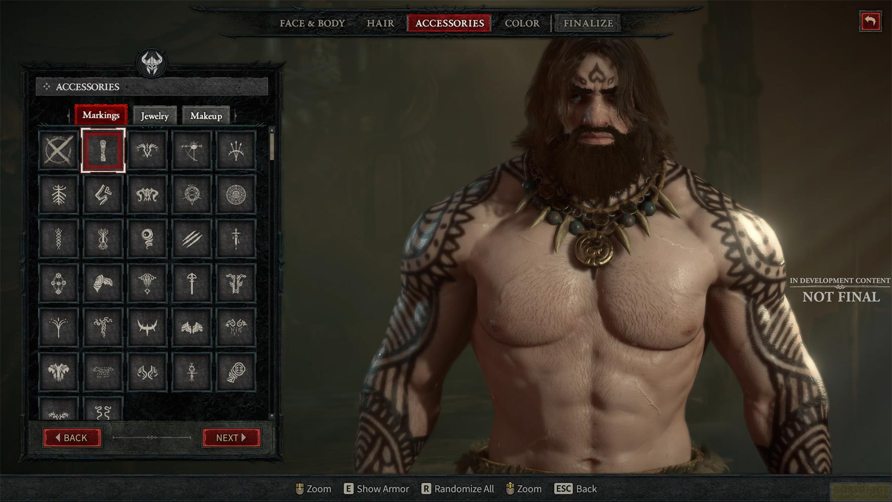 Un homme avec des tatouages en jeu sélectionnant des accessoires.