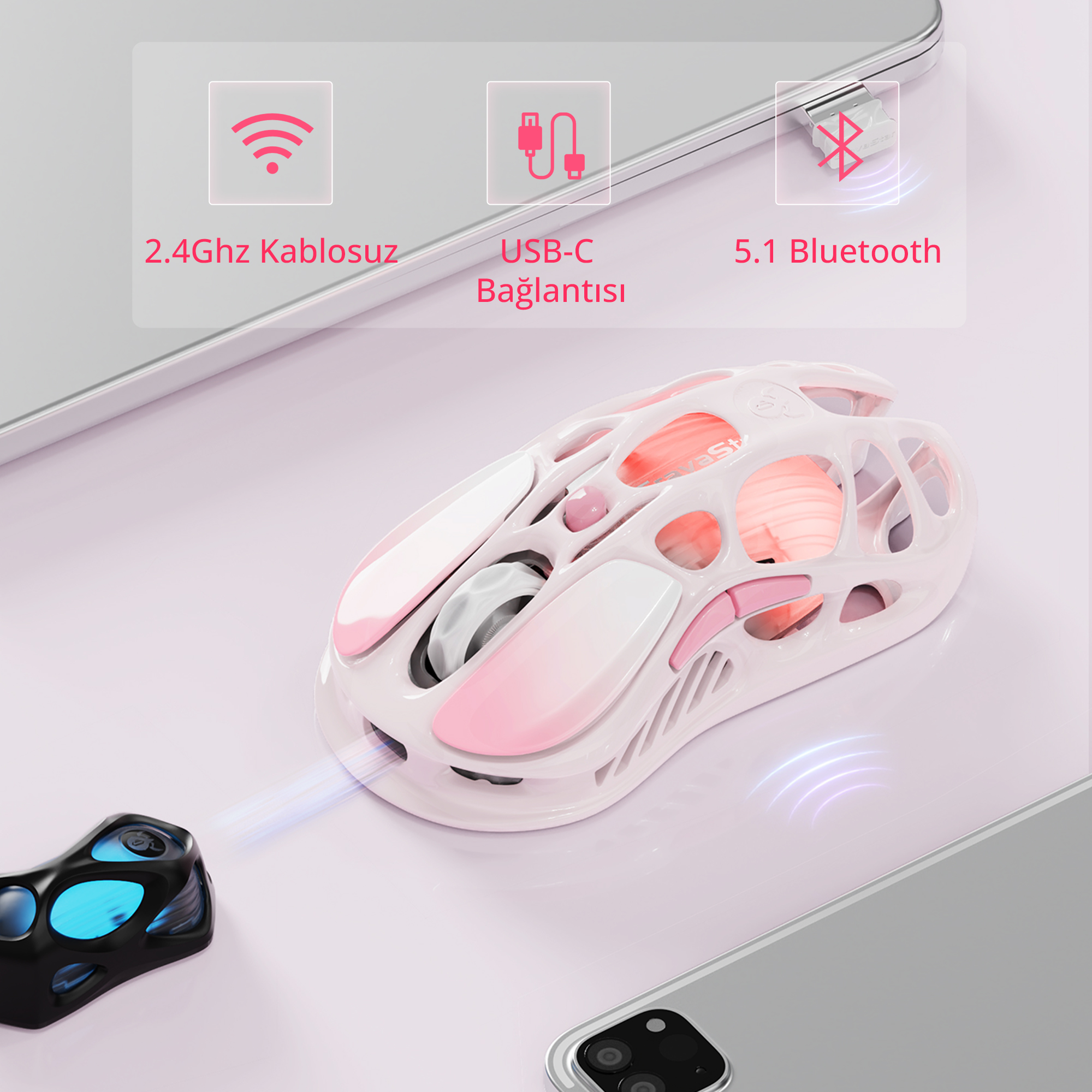 Un mouse da gioco bianco e rosa cavo collegato a un ricevitore nero.