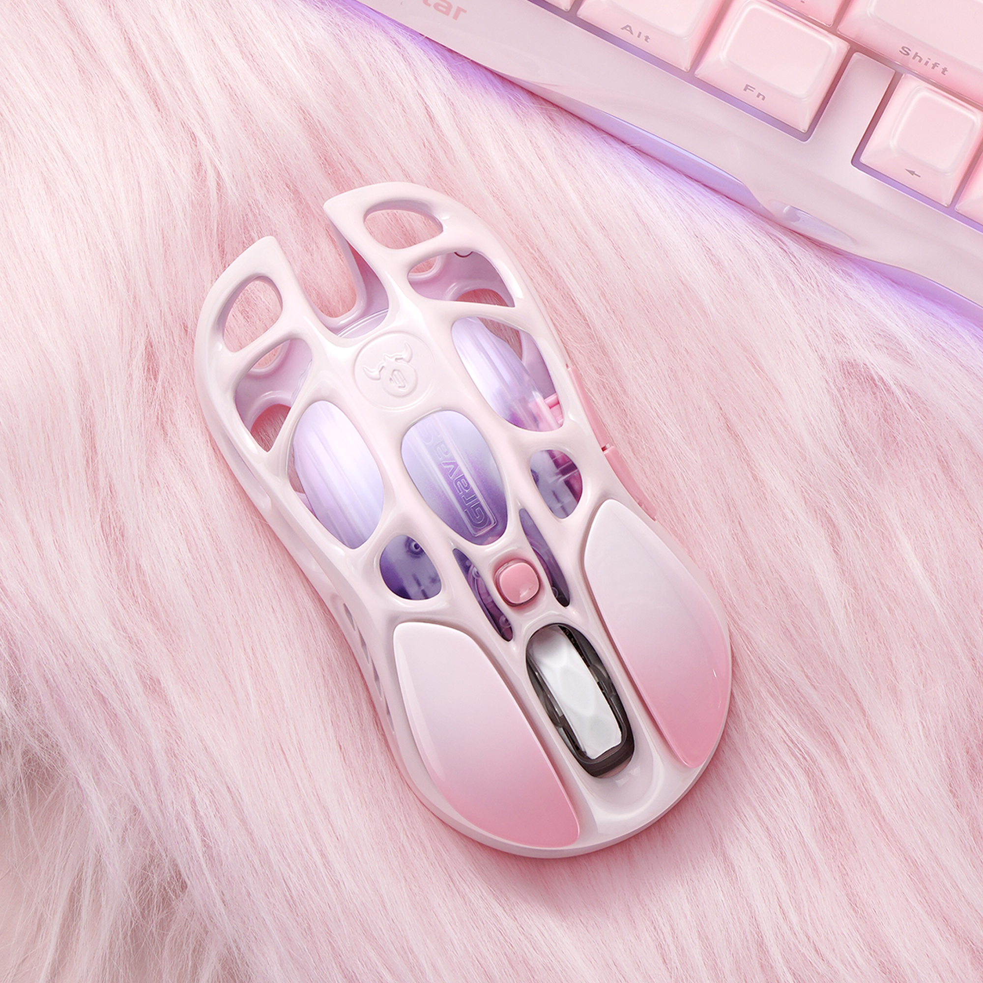 Un mouse da gaming rosa poggia su pelliccia rosa accanto a una tastiera.