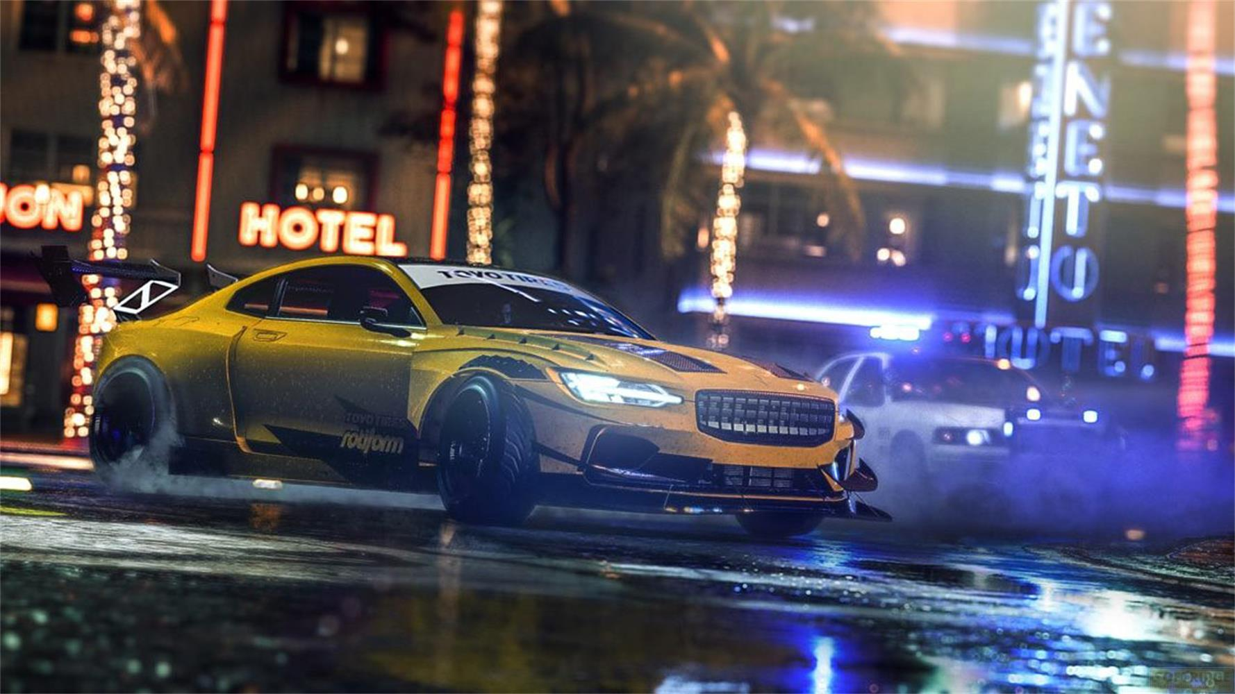 Voiture de course jaune roule dans une ville mouillée la nuit avec des néons.