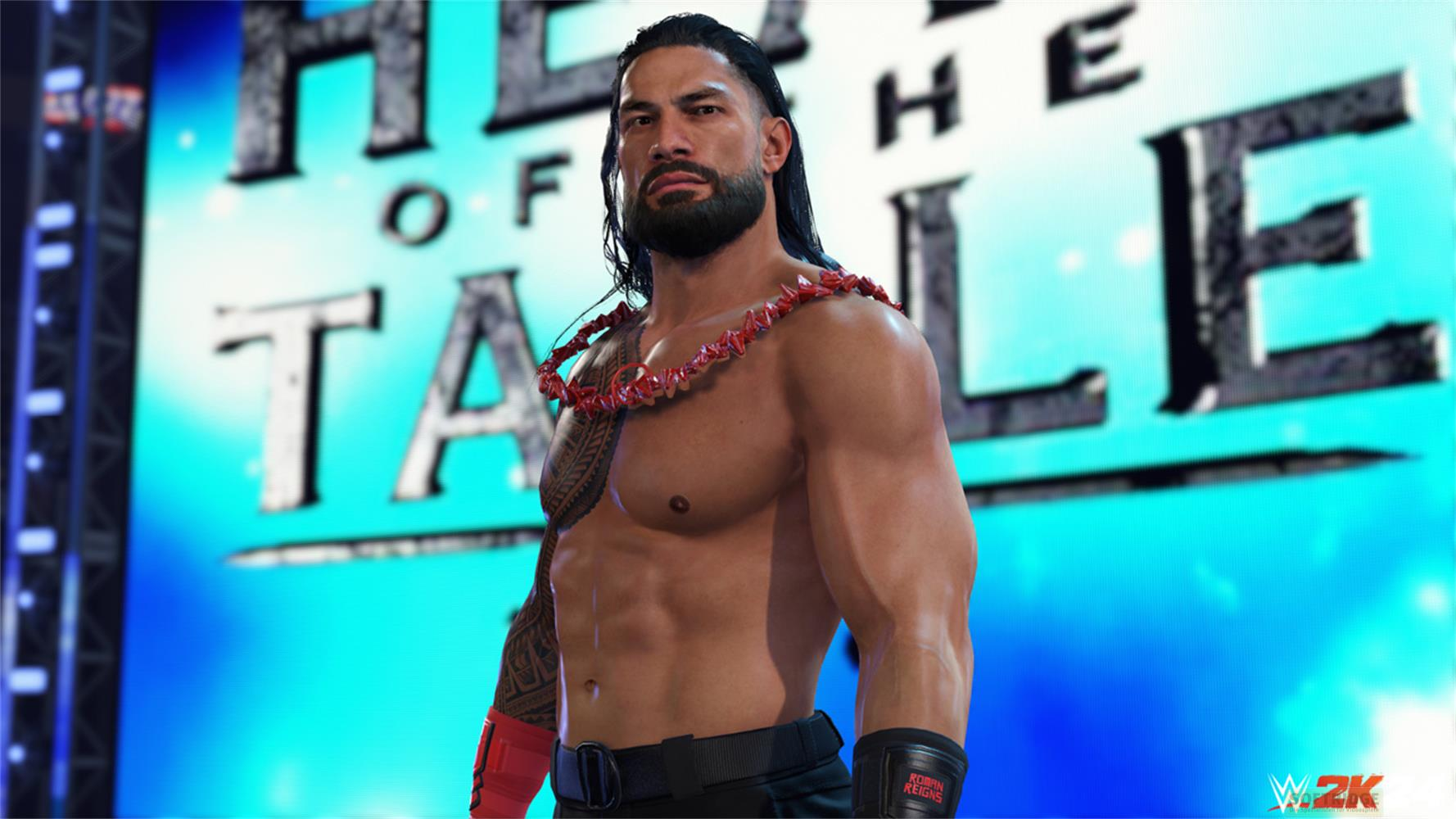 Roman Reigns pose devant un fond bleu vif avec le texte "OF THE TAIL".