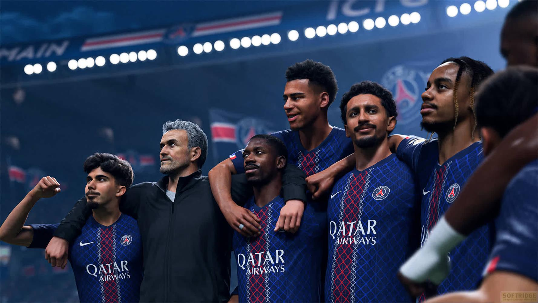 Squadra di calcio in maglie blu con logo Qatar Airways posa davanti allo stadio illuminato.