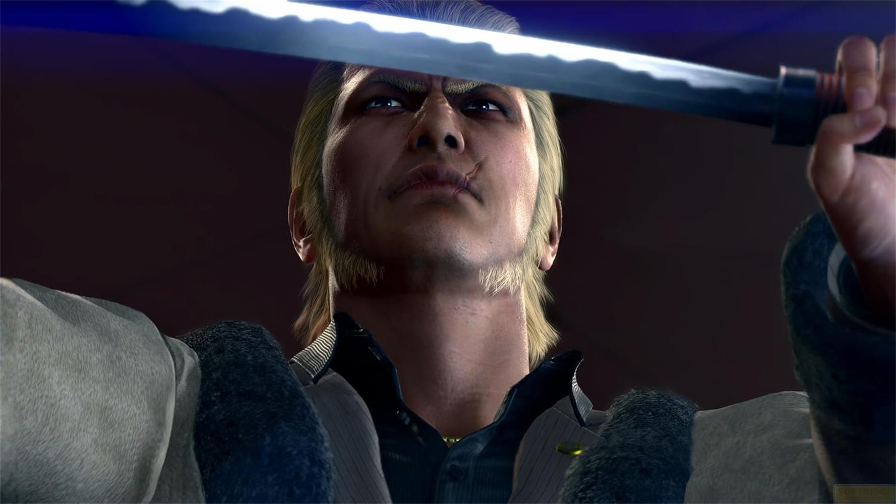 Ein Mann mit blondem Haar hält ein Schwert mit beiden Händen, sein Blick ist nach oben gerichtet.
