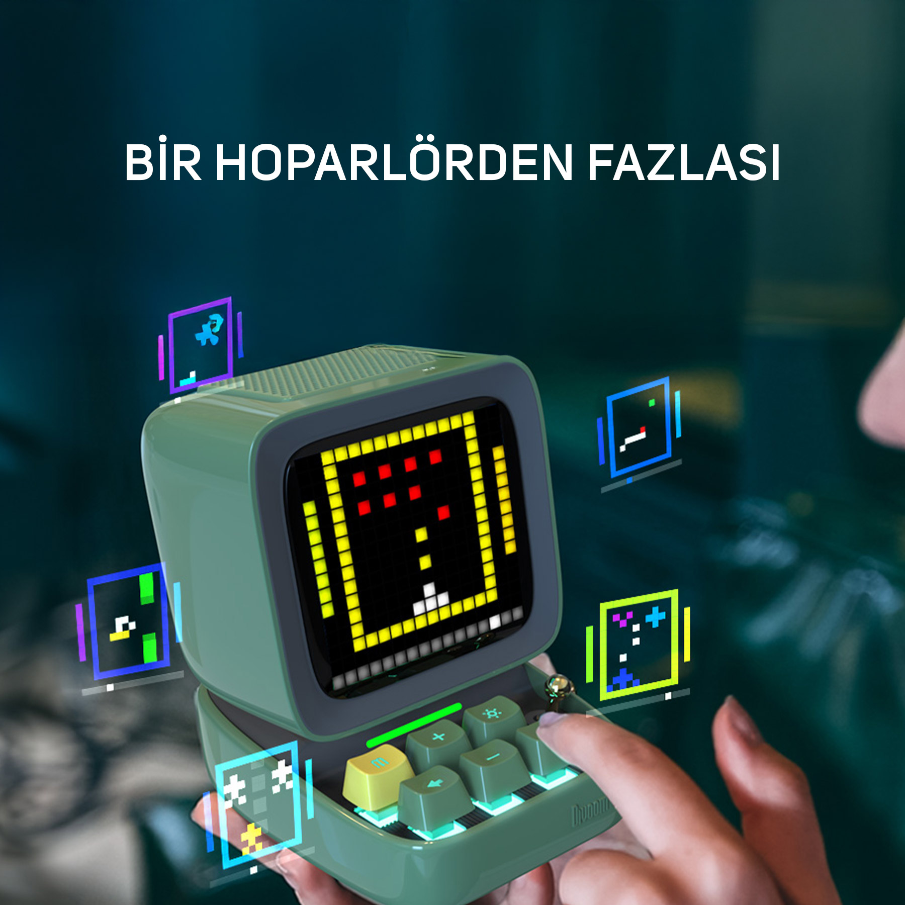 Piksel sanat oyunları ve klavyeli yeşil retro konsol.