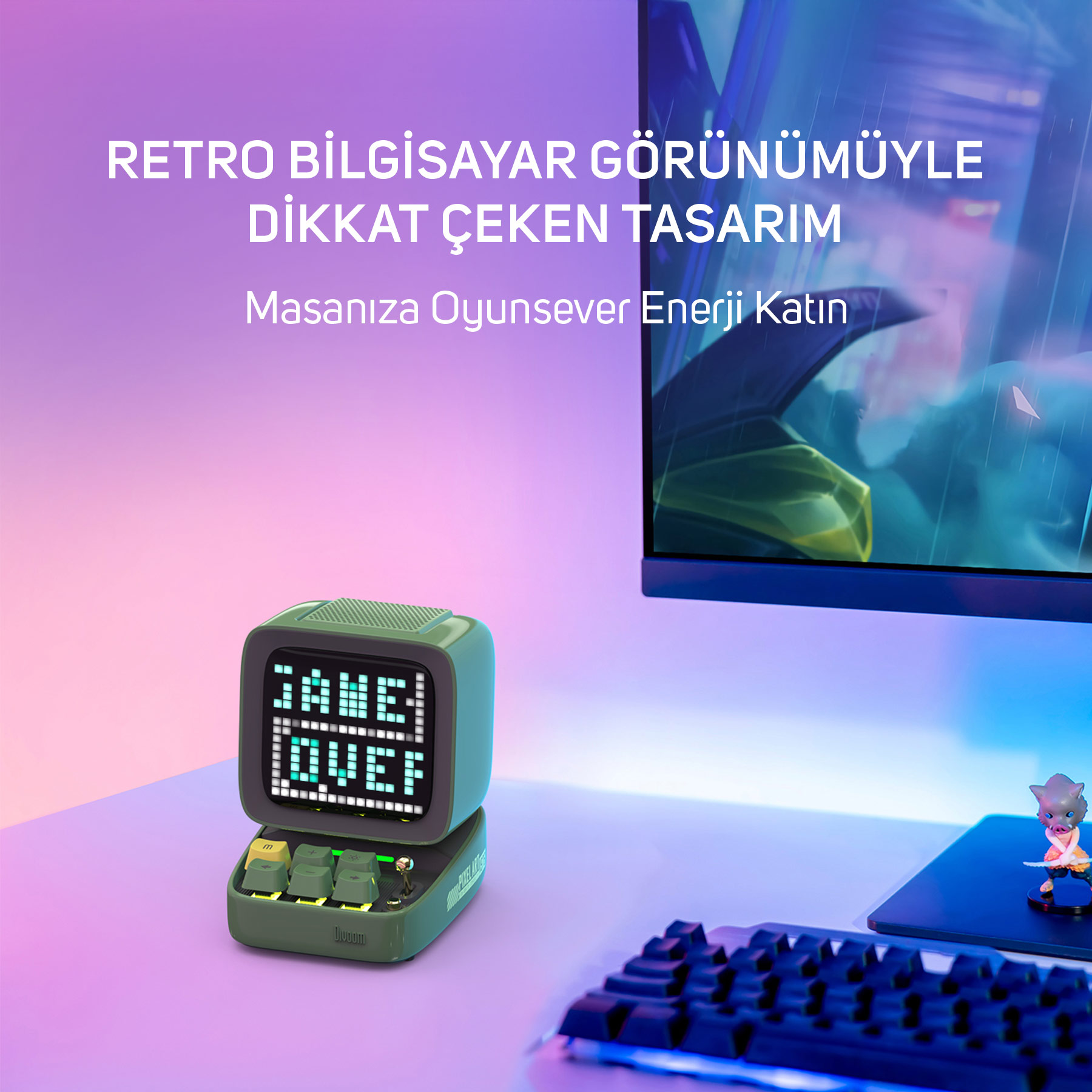 Piksel ekranlı yeşil retro hoparlör "GAME OVER" yazısı gösteriyor. Yanında klavye var.