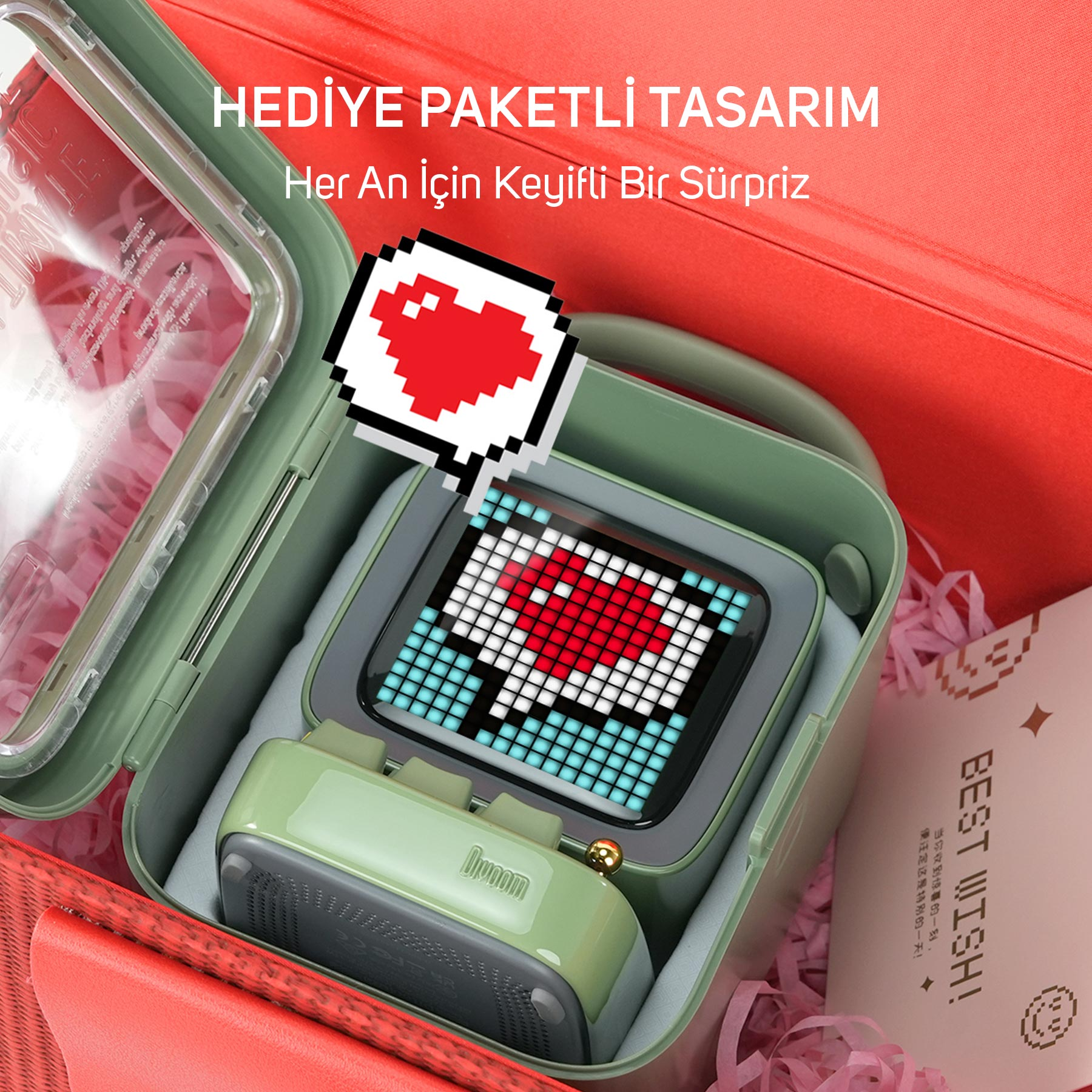 Ekranında piksel kalp ve üzerinde piksel kalp bulunan yeşil bir kılıf.